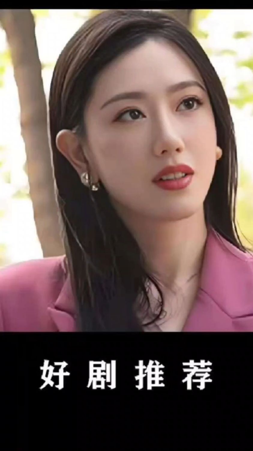 一条漂亮地美人鱼被利箭死死地钉在了大树上