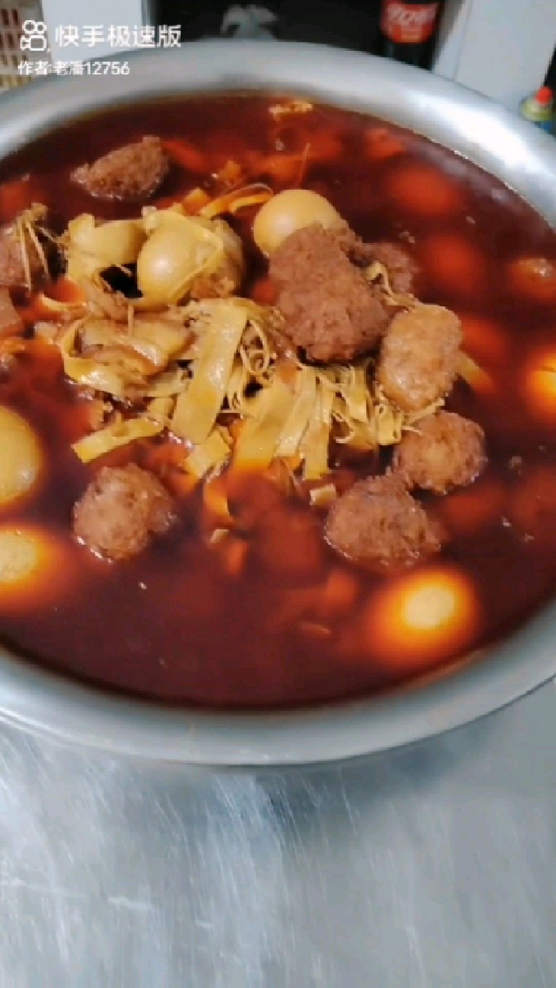 刘小哥传统美食,今日招牌“牛肉板面”肉丸子、卤鸡蛋、卤豆皮!