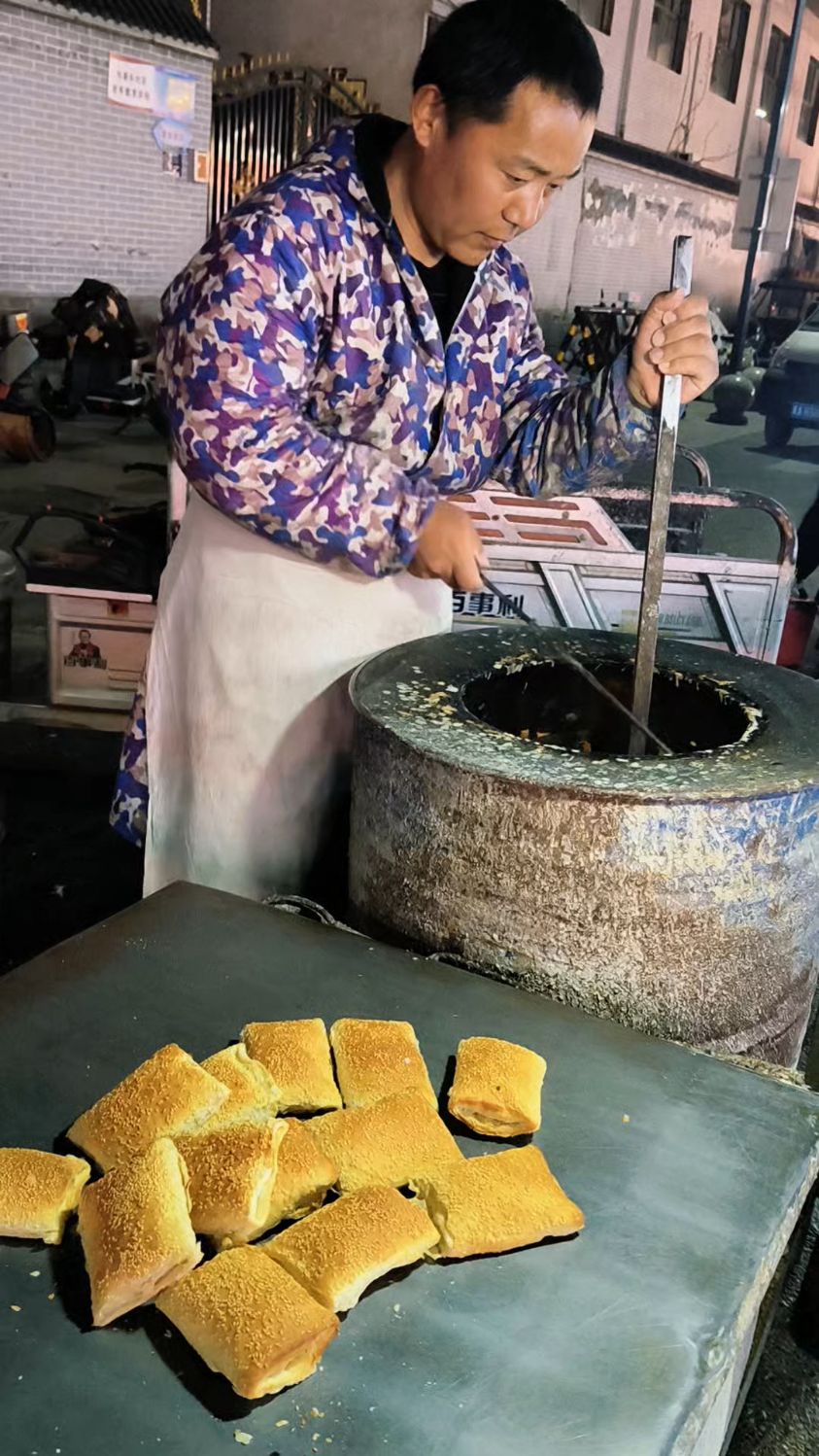 缸炉烧饼型似牛舌头所以俗称牛舌头烧饼，成品鼓胀焦黄，酥脆清香