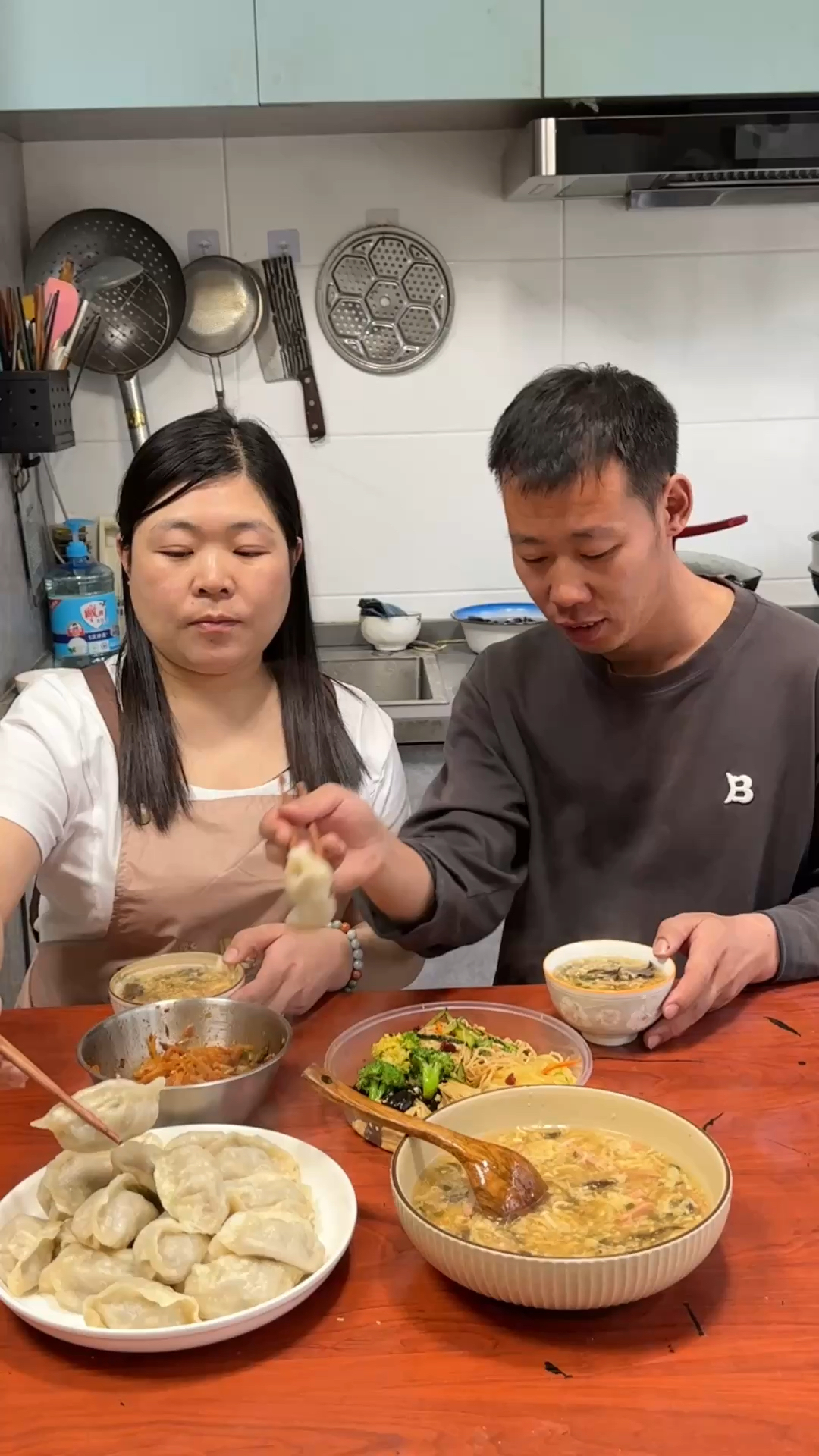 媳妇做的牛肉馅的大蒸饺和酸辣汤