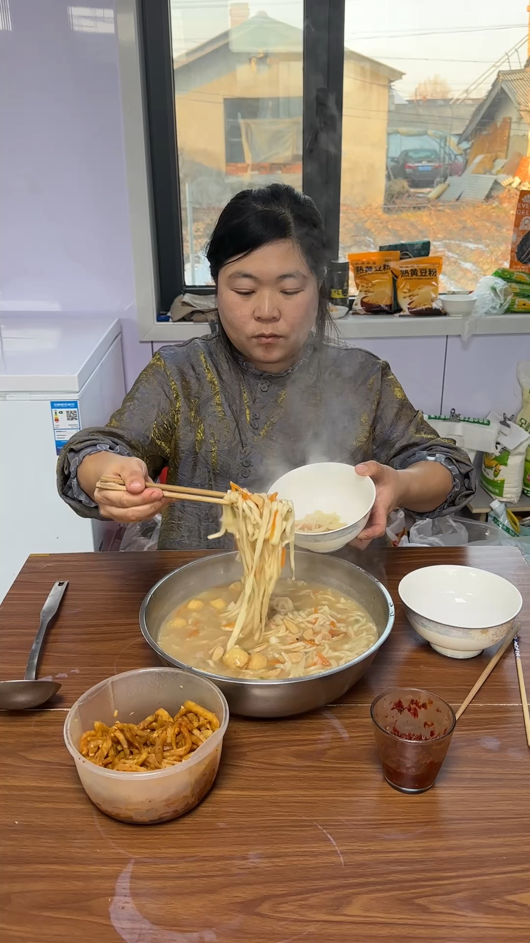 今天媳妇做手擀面