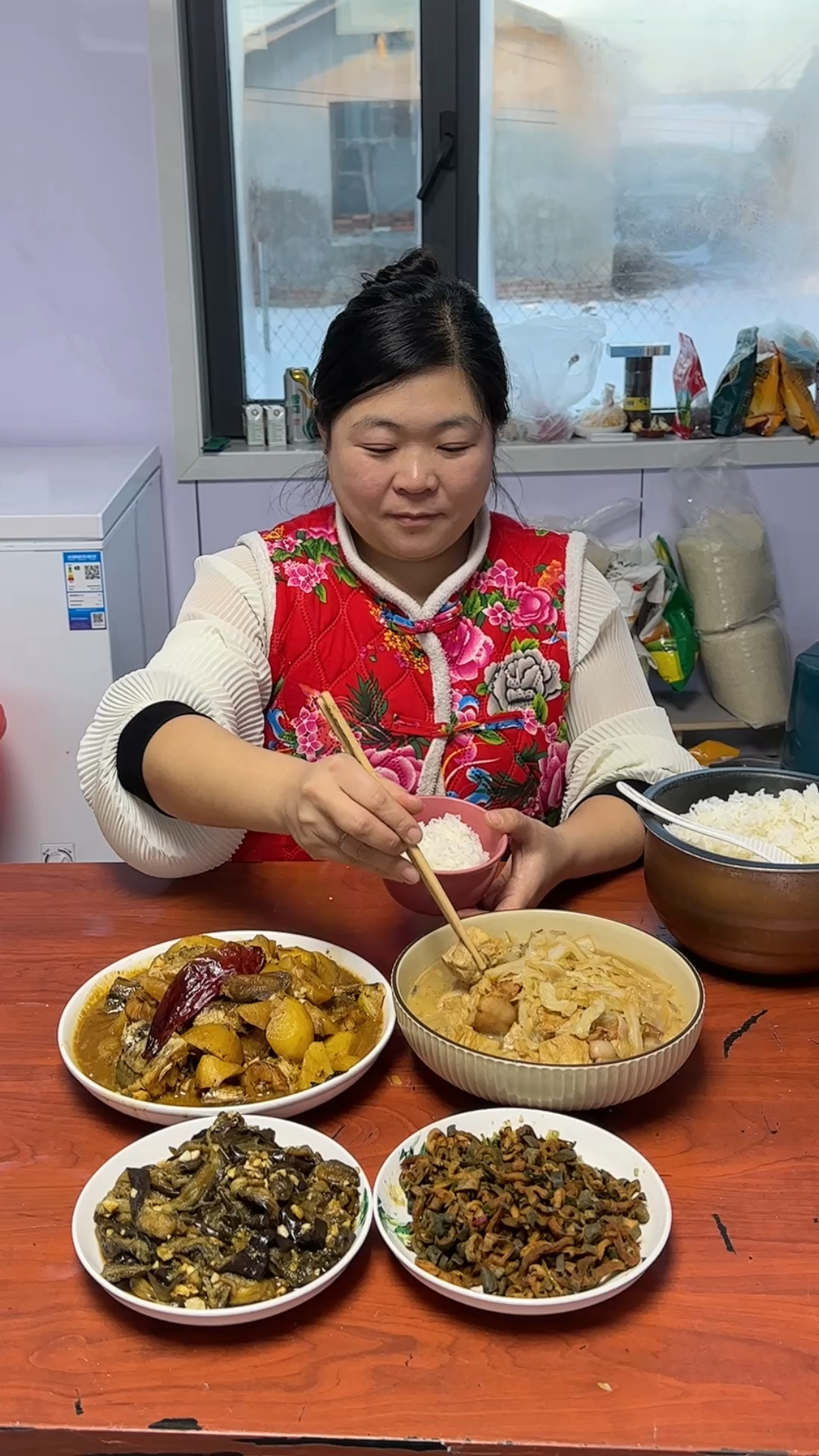 今天媳妇做的鳕鱼炖土豆 白菜炖冻豆腐