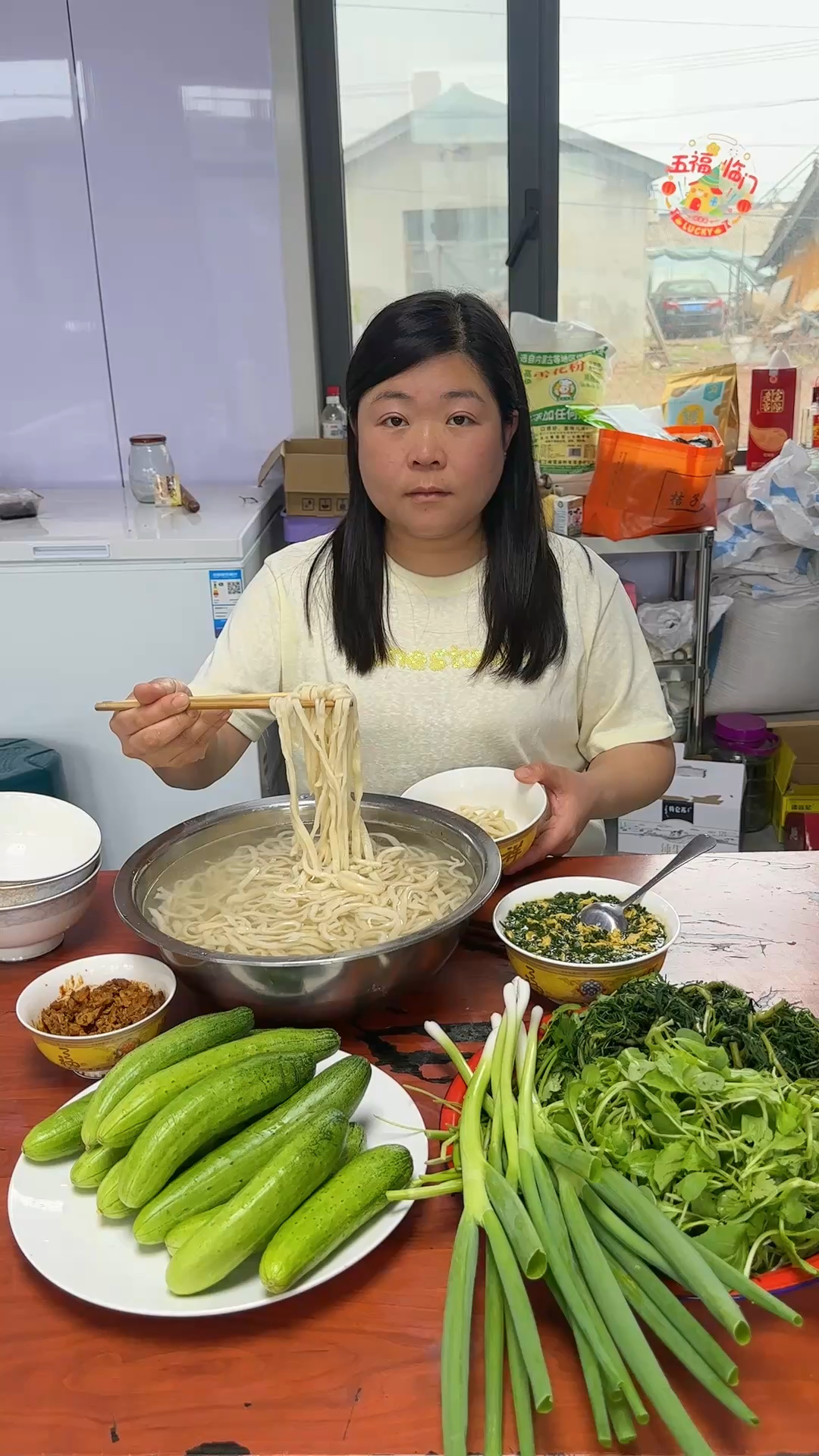 今天做点手擀面条韭菜鸡蛋卤