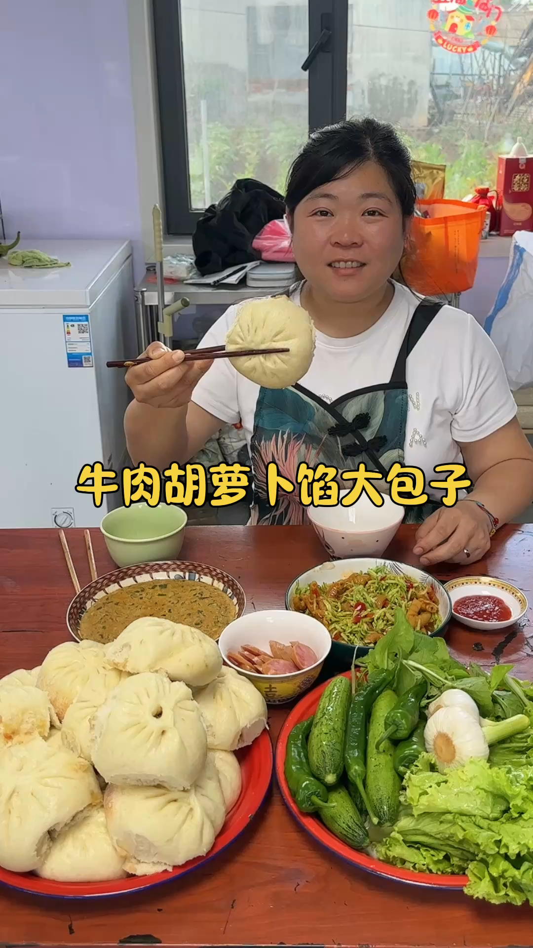 今天包牛肉胡萝卜馅的大包子在蒸个鸡蛋辣椒酱
