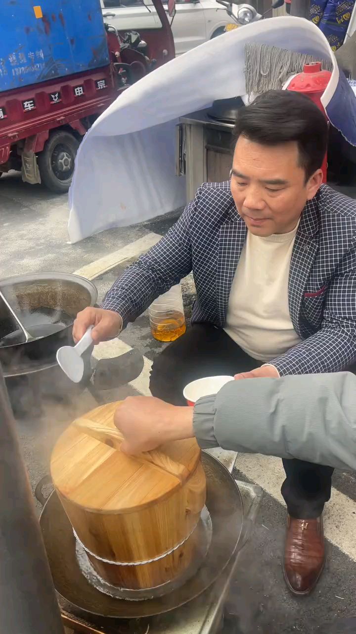 甑蒸糯米饭,这种木桶蒸出来的饭,你有多久没吃过了?