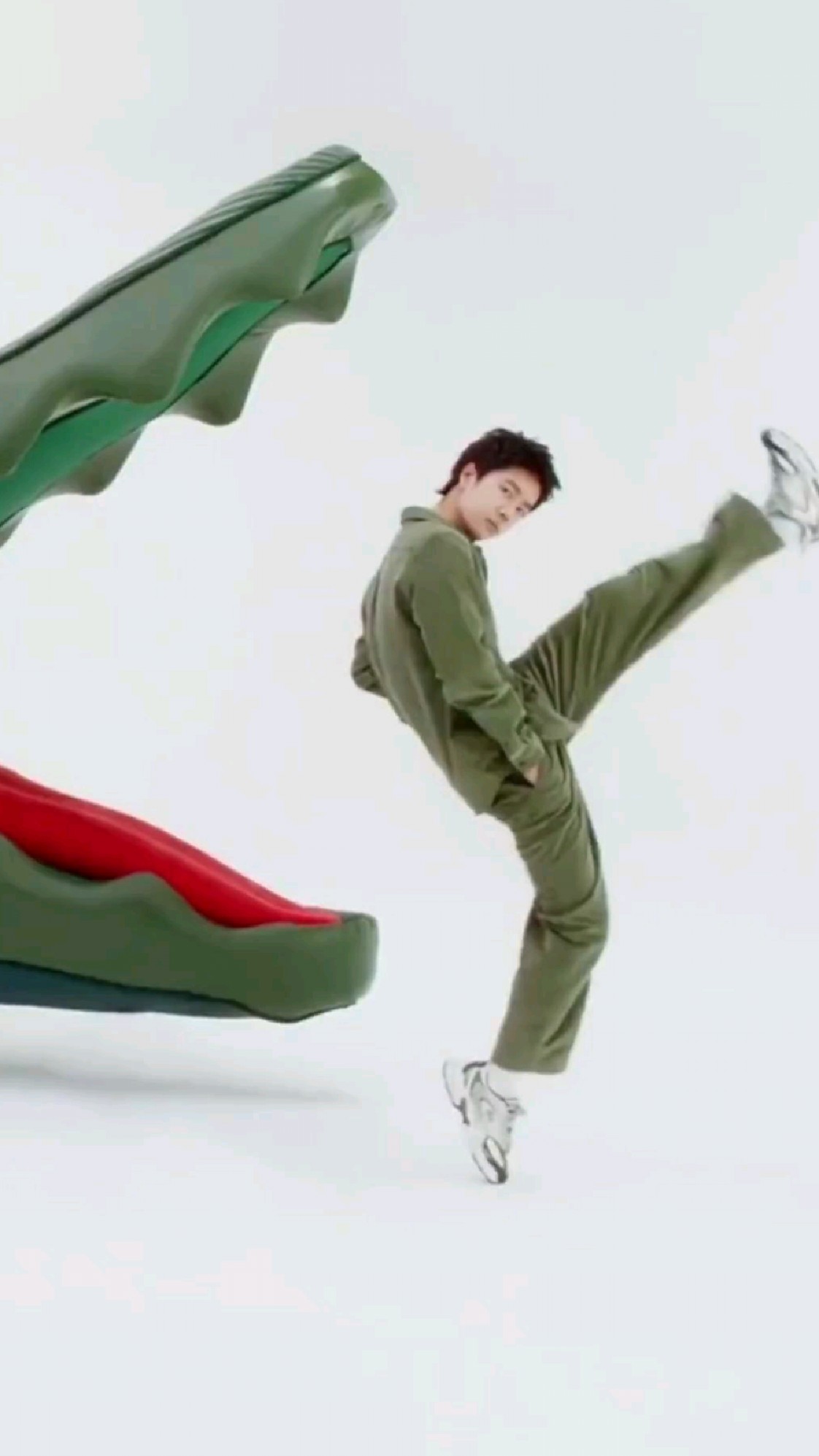 王一博荣获法国大奖,鳄鱼踢太帅了