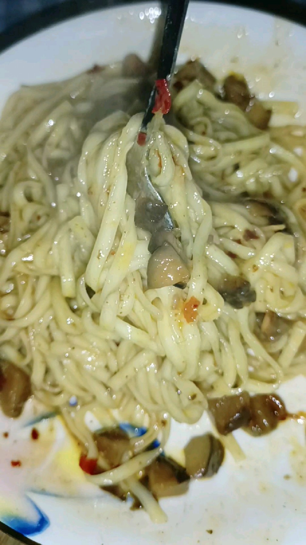 香菇鸡丁拌面,味道不错