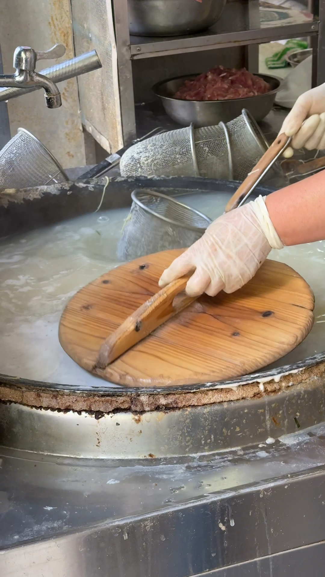 江苏镇江吃锅盖面,15一碗,做法独特,淡淡的木香还挺好吃的