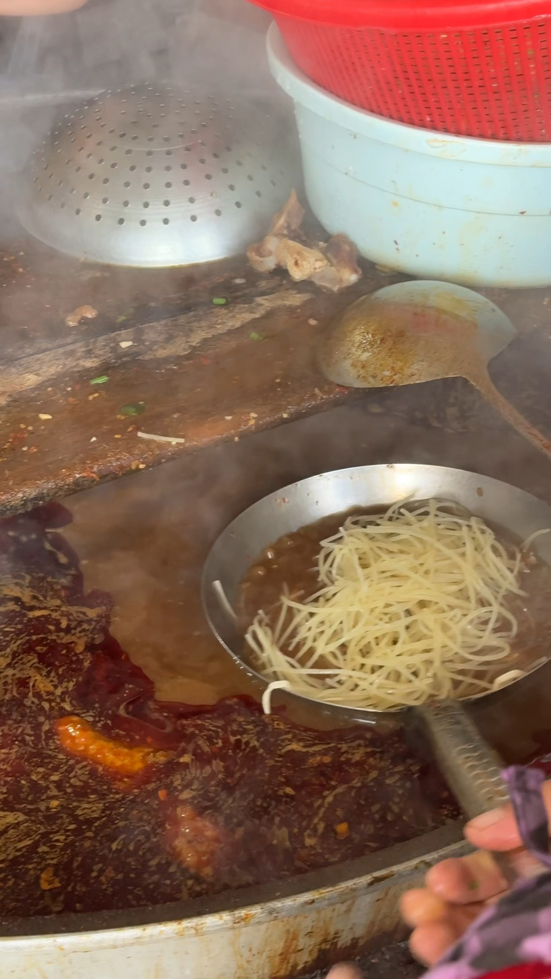 下午去淮南吃牛肉汤,9块钱一碗,烫6秒出锅,牛肉还不少挺好吃
