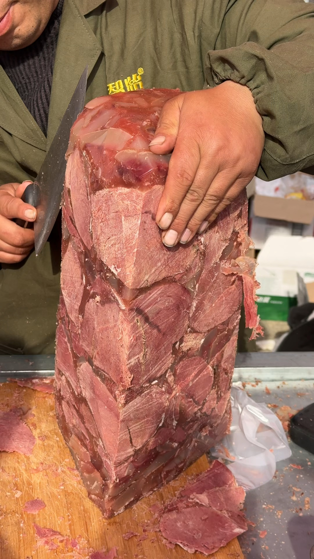 河南开封的垛子牛肉,50一斤,看着很紧实,挺有嚼劲