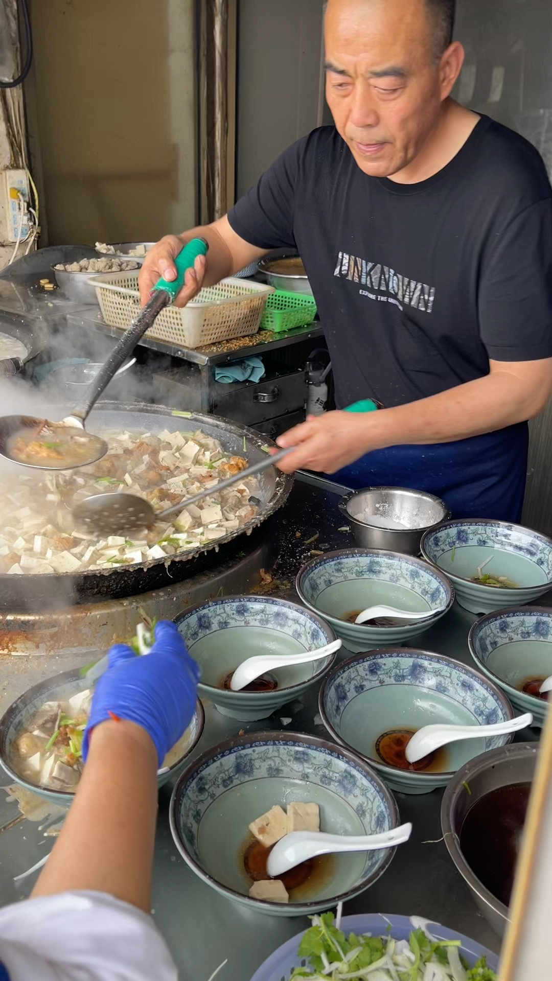 山东曹县大叔做杂烩菜,20一碗,豆腐酥肉芹菜丸子,汤挺好喝