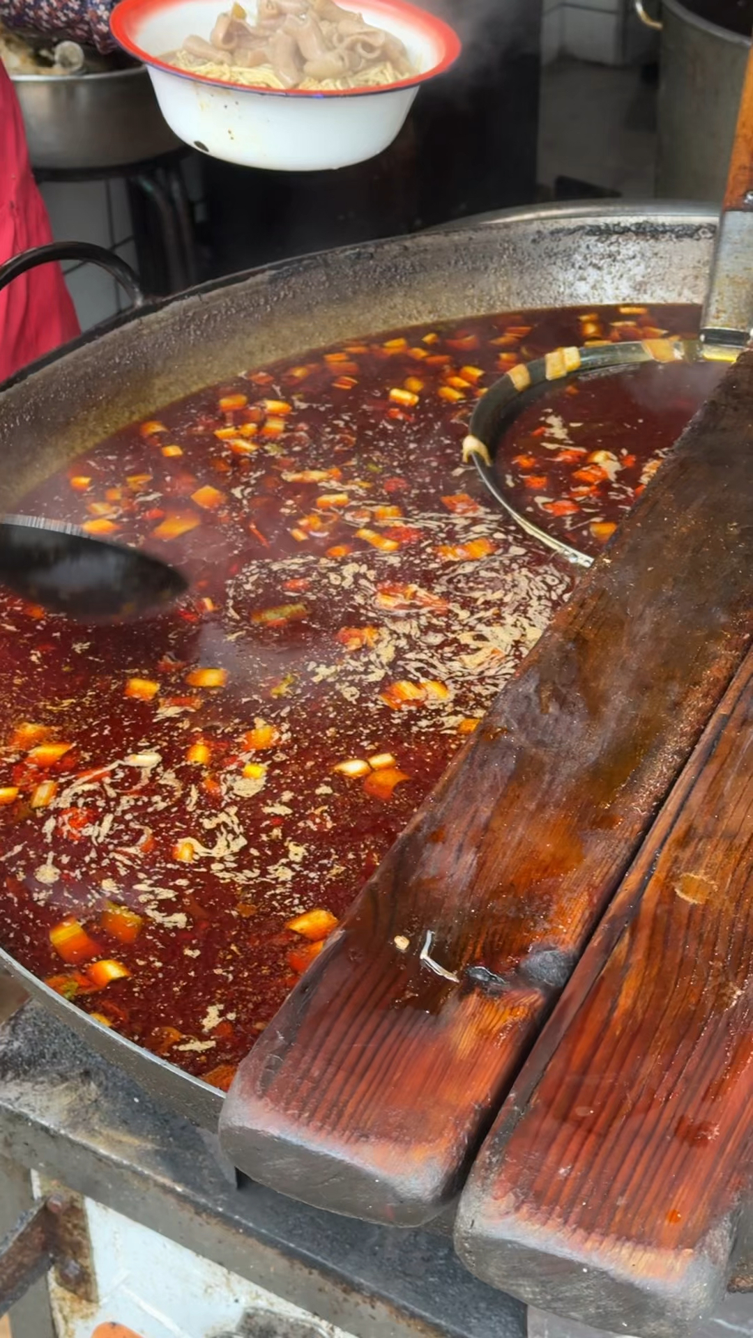 湖北襄阳特色牛肉面,5元一份,满锅的红油红通通,看着就好吃