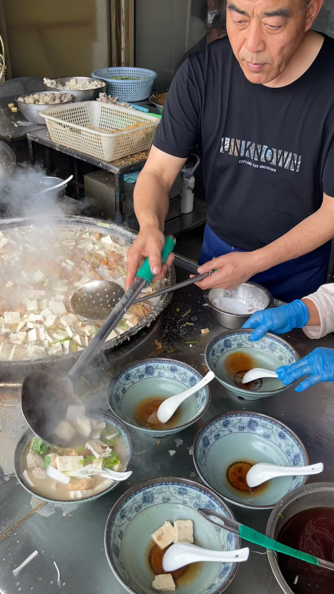 山东菏泽曹县吃杂烩菜,20一碗,有豆腐芹菜牛羊肉,汤鲜挺好吃