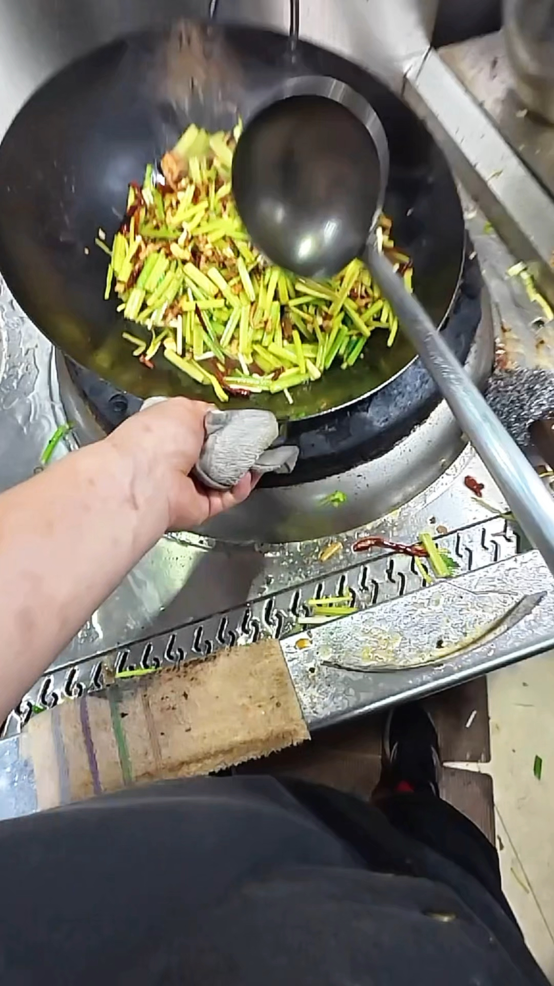 徐州饭店芹菜肉丝,18一份,一锅出3盘,看着好吃