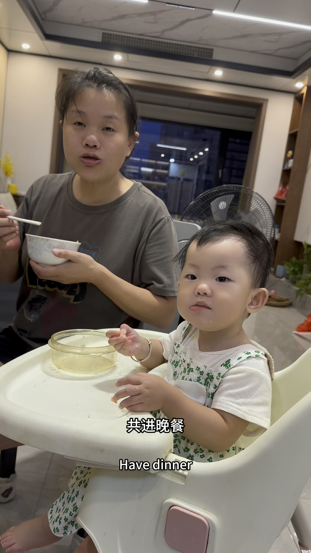 小妹给宝宝煮虾吃,没想到宝宝好喜欢吃虾,太好了