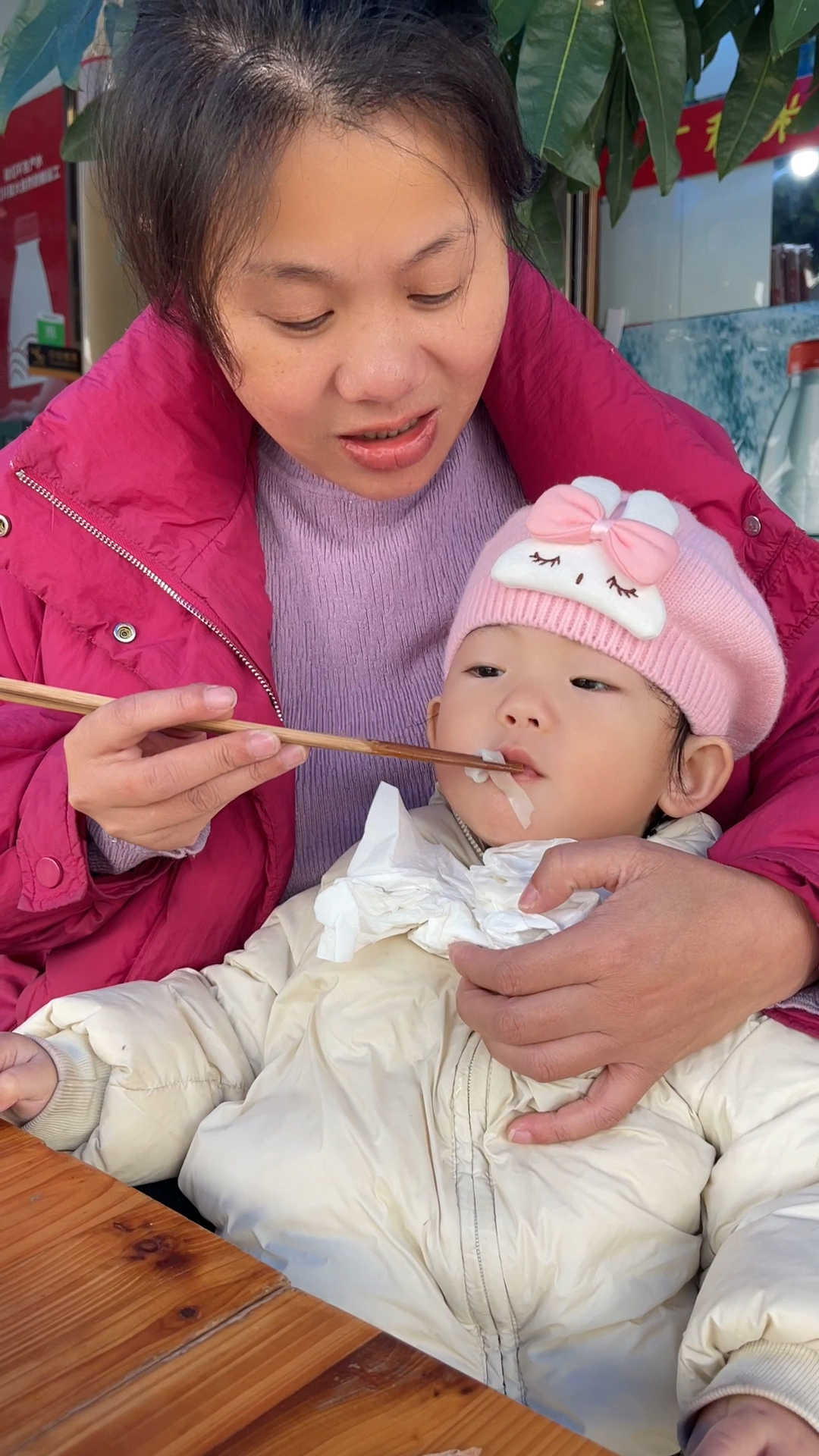 小妹第一次带家琪吃桂林米粉,结果宝宝吃得好香,这胃口真好啊