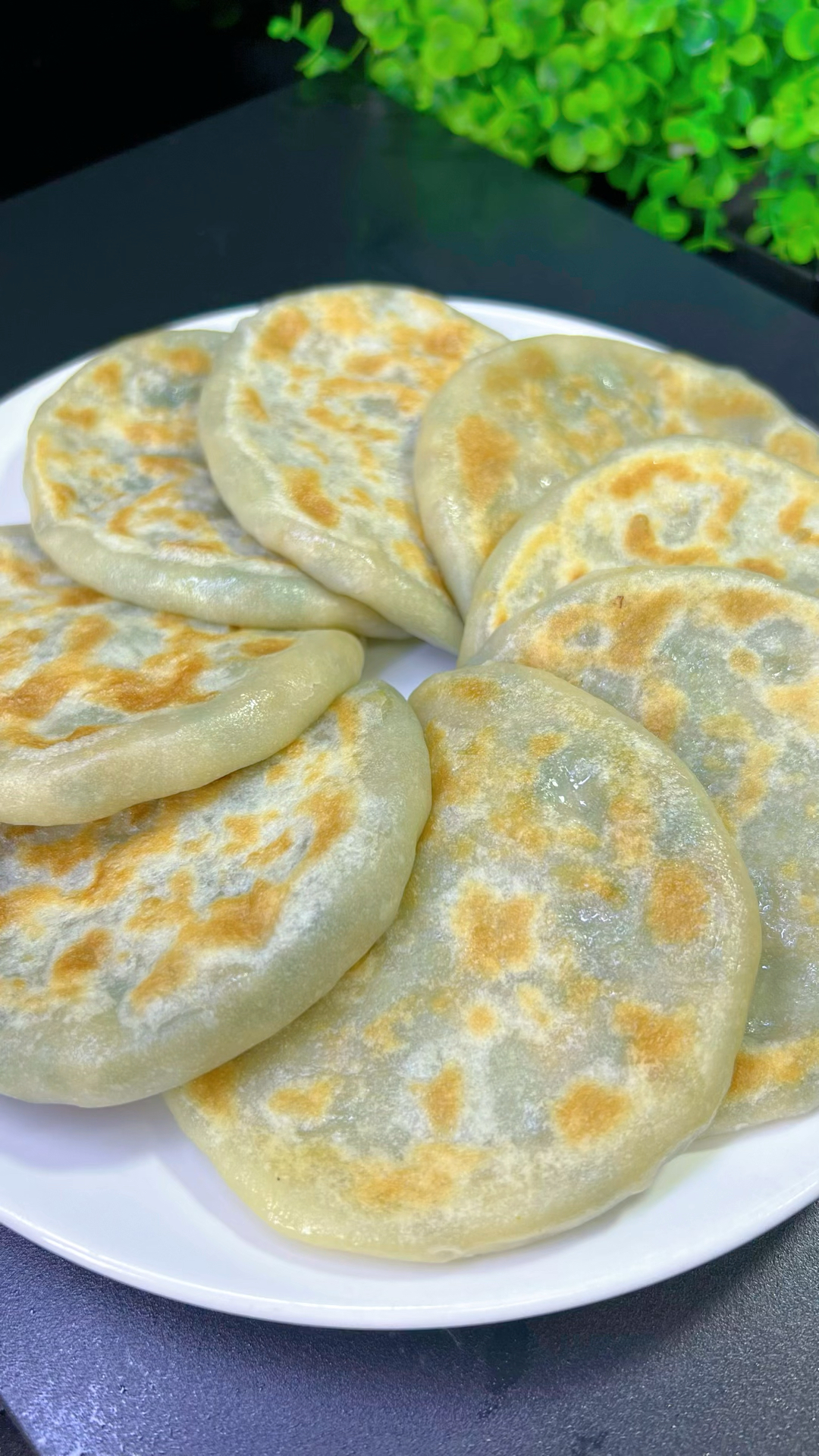 这才是韭菜馅饼最好吃的做法,皮薄陷鲜不破皮,凉了也不硬