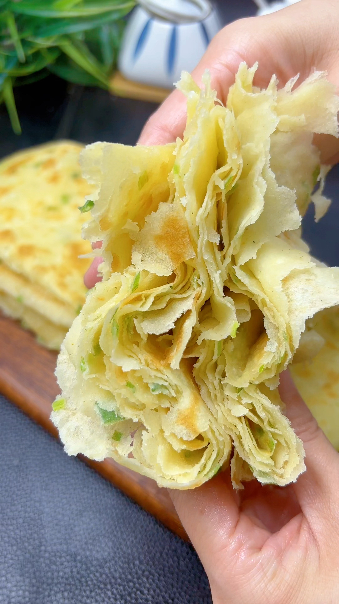 不发面不醒面,简单2步就能做好吃的葱花油饼,酥香层多凉不硬