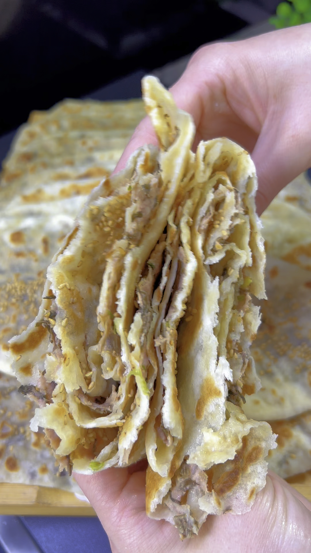 教你在家简单2步做梅干菜肉饼,咸香酥脆越嚼越香,比买的还好吃