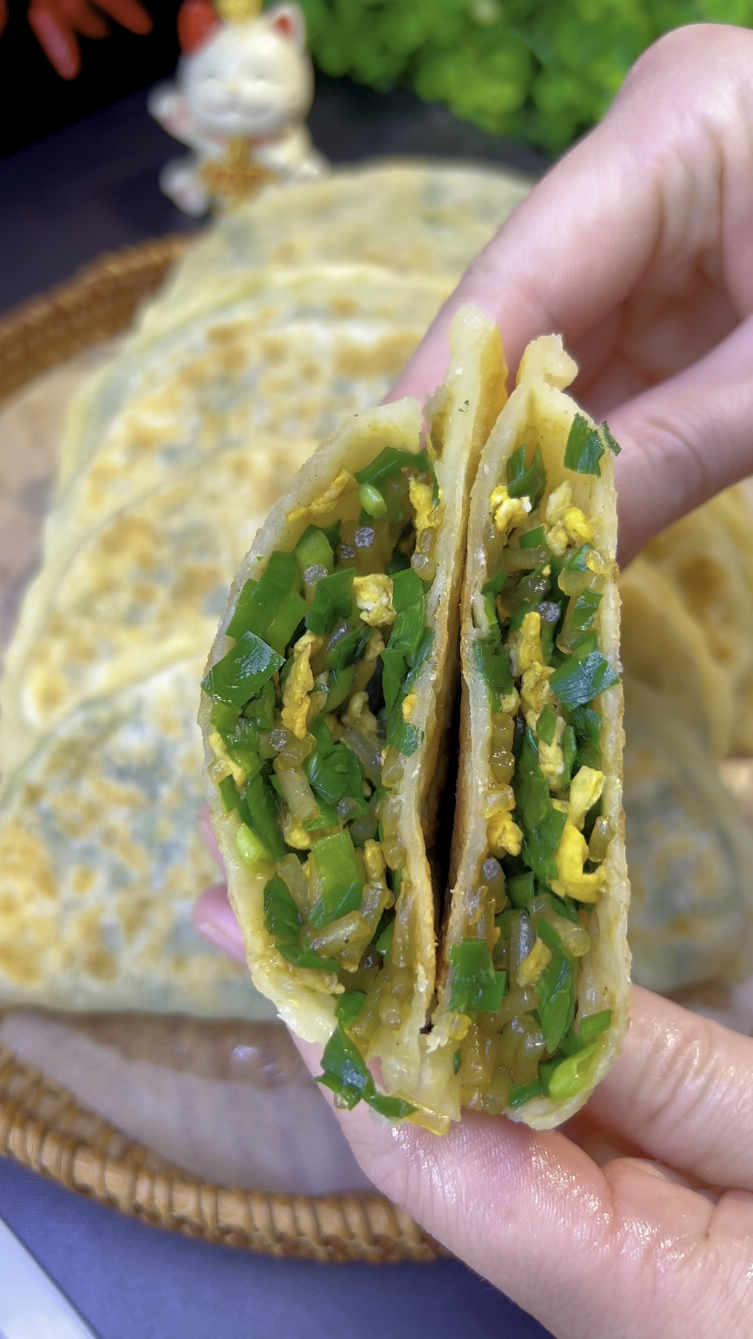 韭菜盒子最简单好吃的新做法,简单省时,薄皮大馅味鲜美,凉不硬