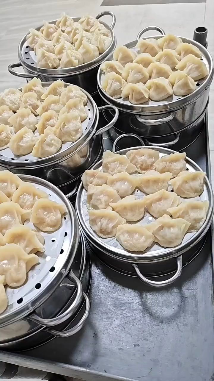 热乎乎的纯手工制作的牛肉蒸饺来喽