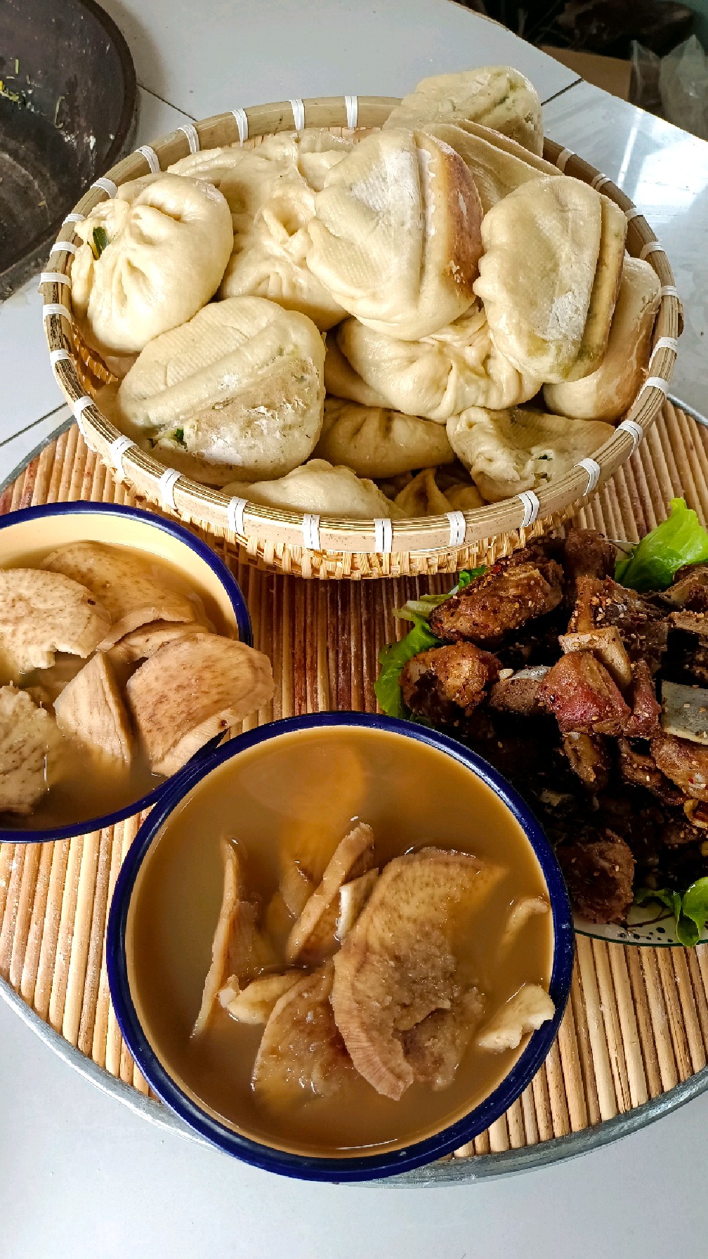 我的农村生活,今日孜然排骨,粉条鸡蛋韭菜包子来了。