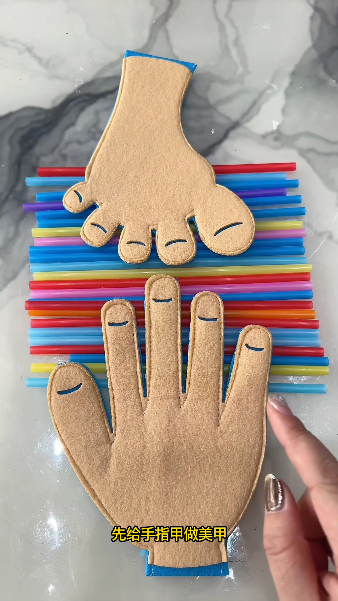 我们俩谁做的美甲好看呢？