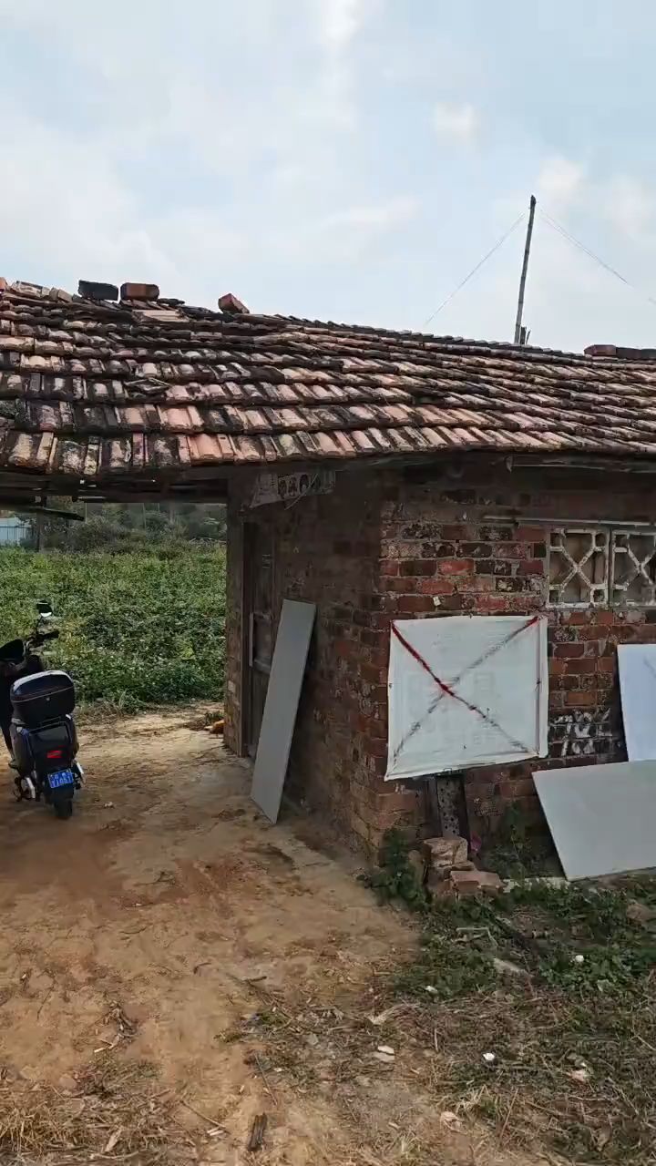 这小屋别看外边这么破，打开门进里边，不输于一般KTV包间！