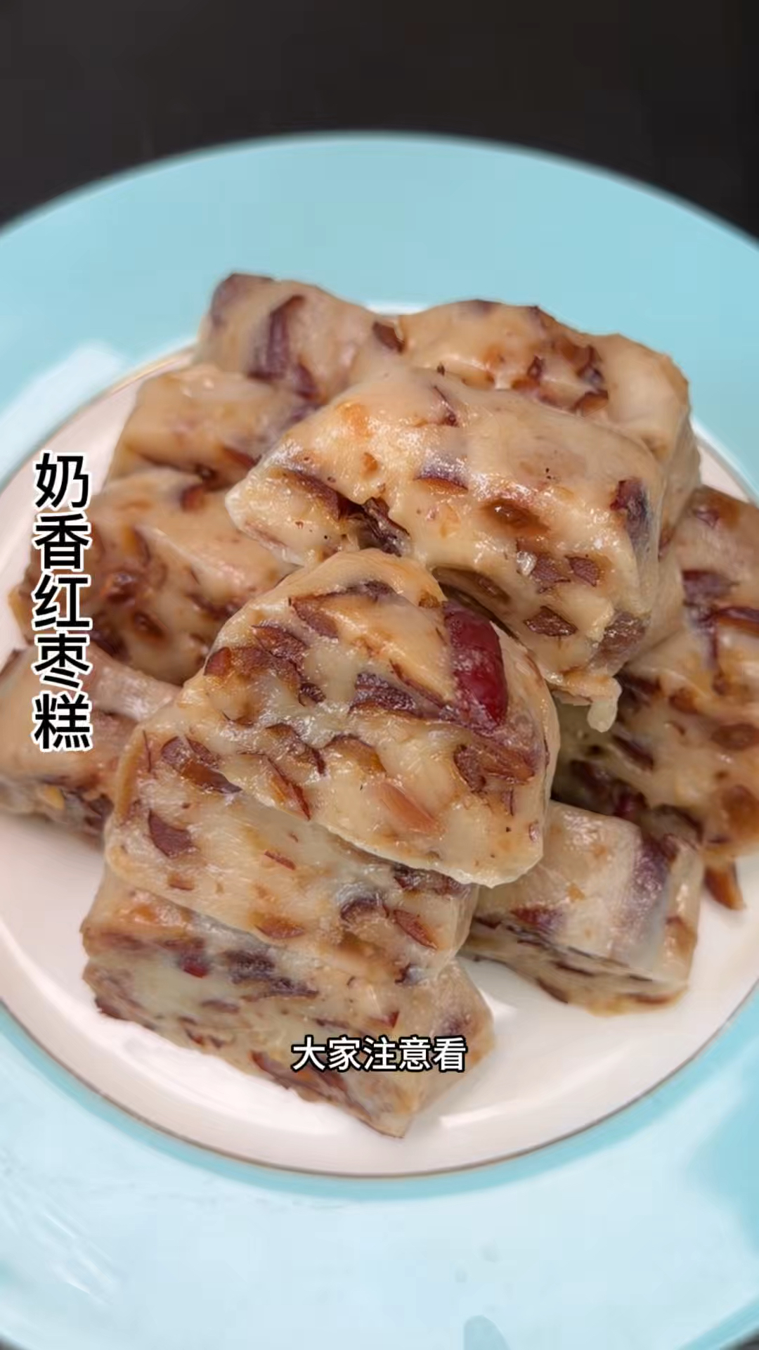 往红枣里加入一碗糯米粉，再来点葡萄干，给它上锅一蒸竟然做出美