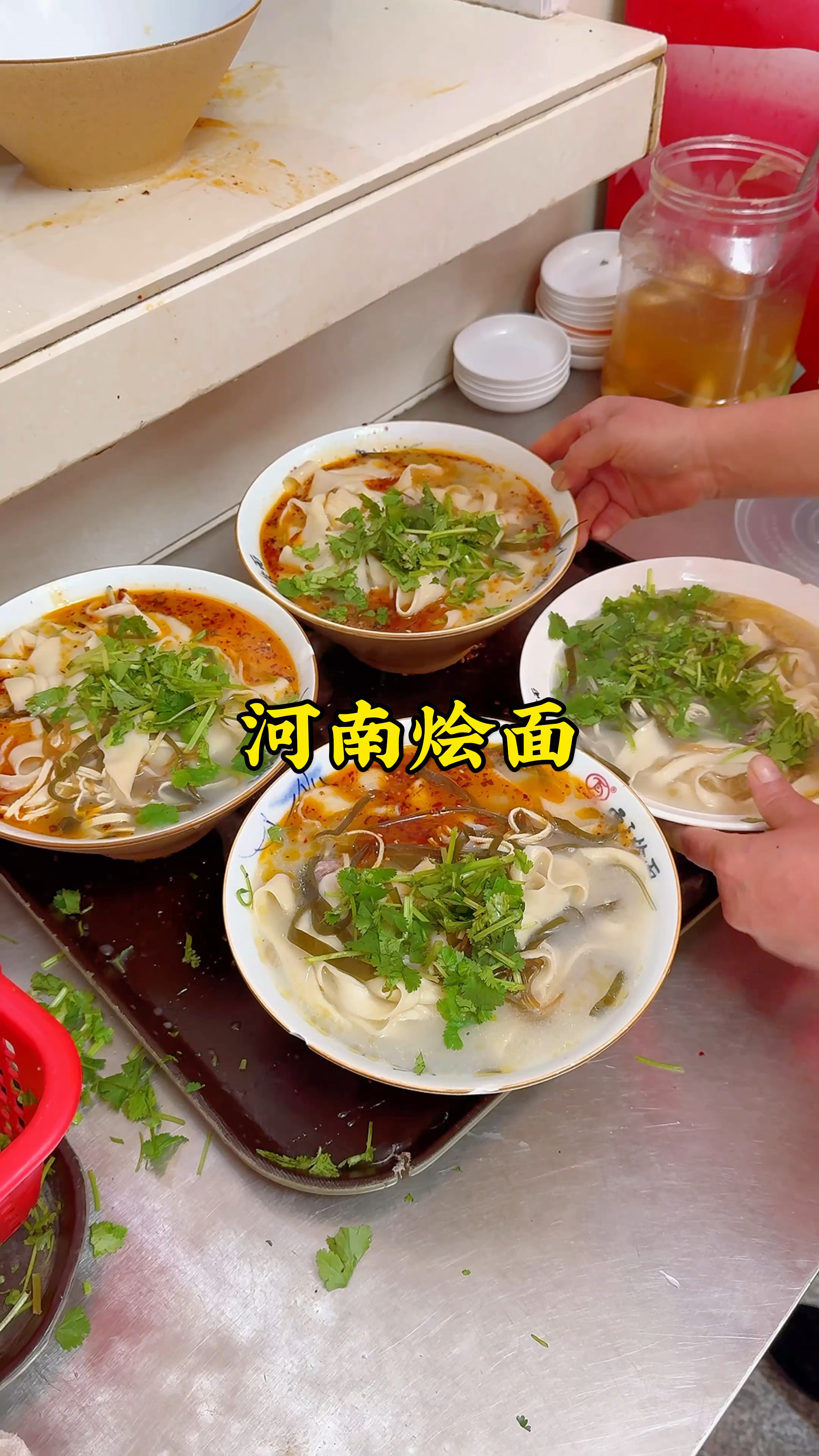 烩面是河南人的心头爱,汤鲜肉香面爽滑,吃面喝汤,得劲的很
