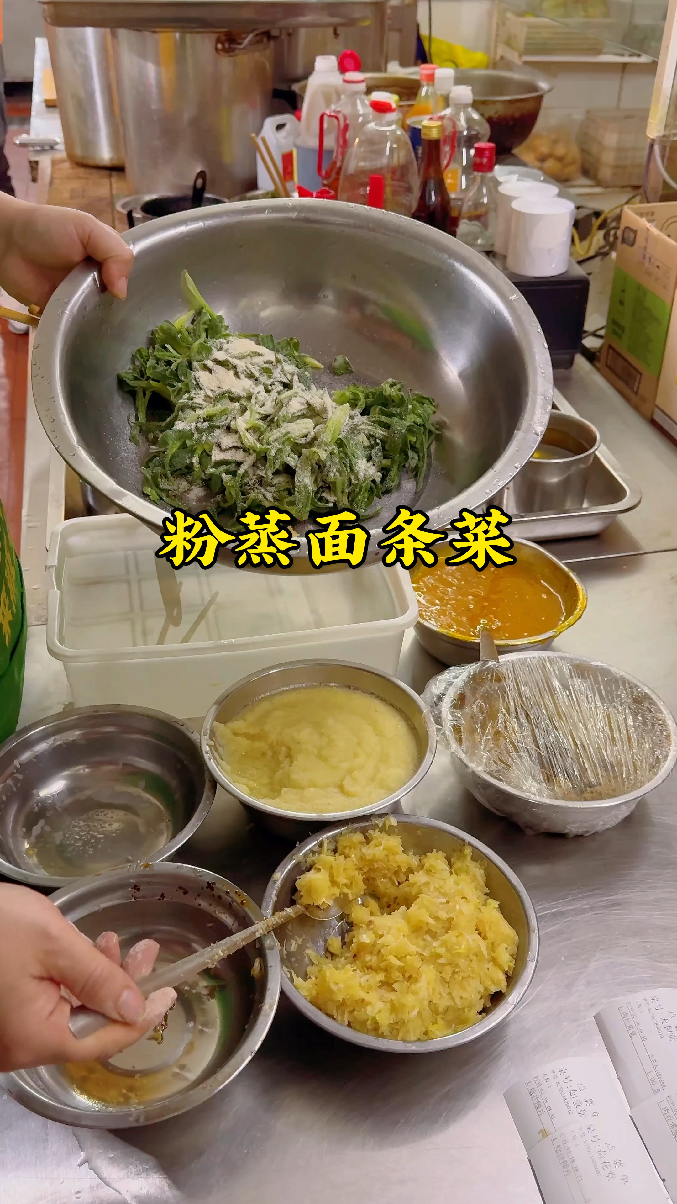 河南人春天的第一鲜,粉蒸面条菜,挂薄粉,浇上蒜泥、香油,馋人