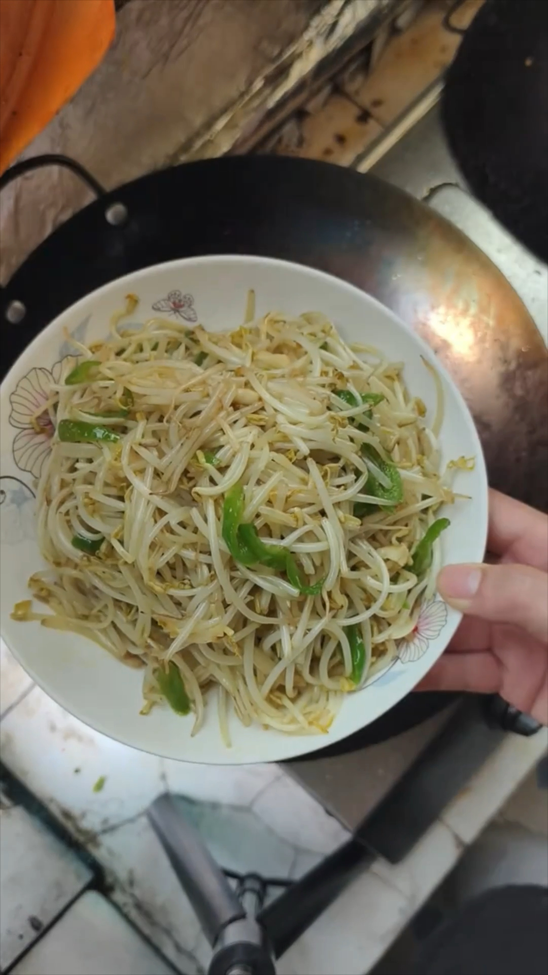 520情人节美食,少吃些大鱼大肉,给女朋友炒个绿豆芽,好吃不胖