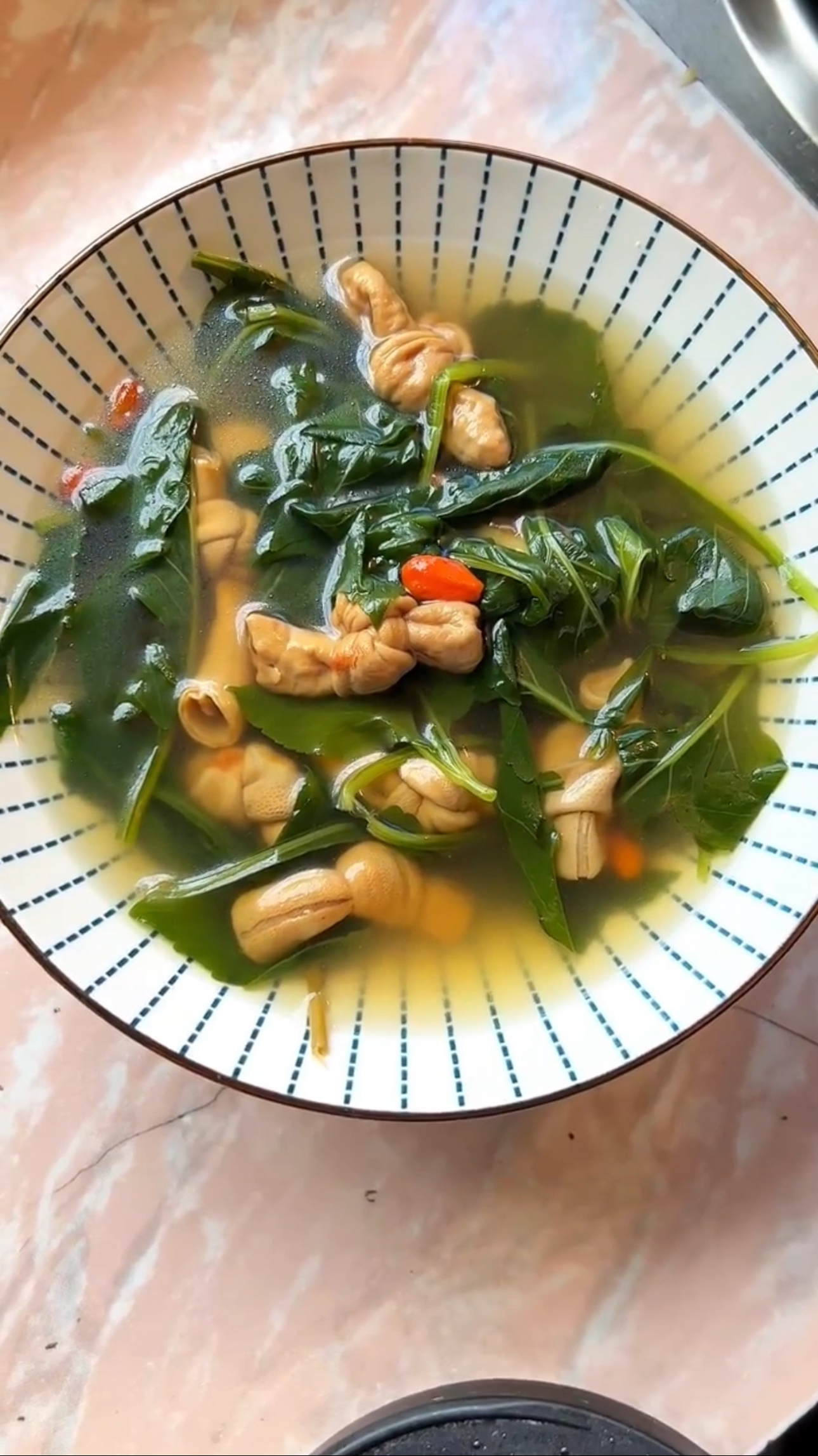 寻味小满节气美食,给家人做个苦菜小肠汤,口感清凉,汤鲜味美