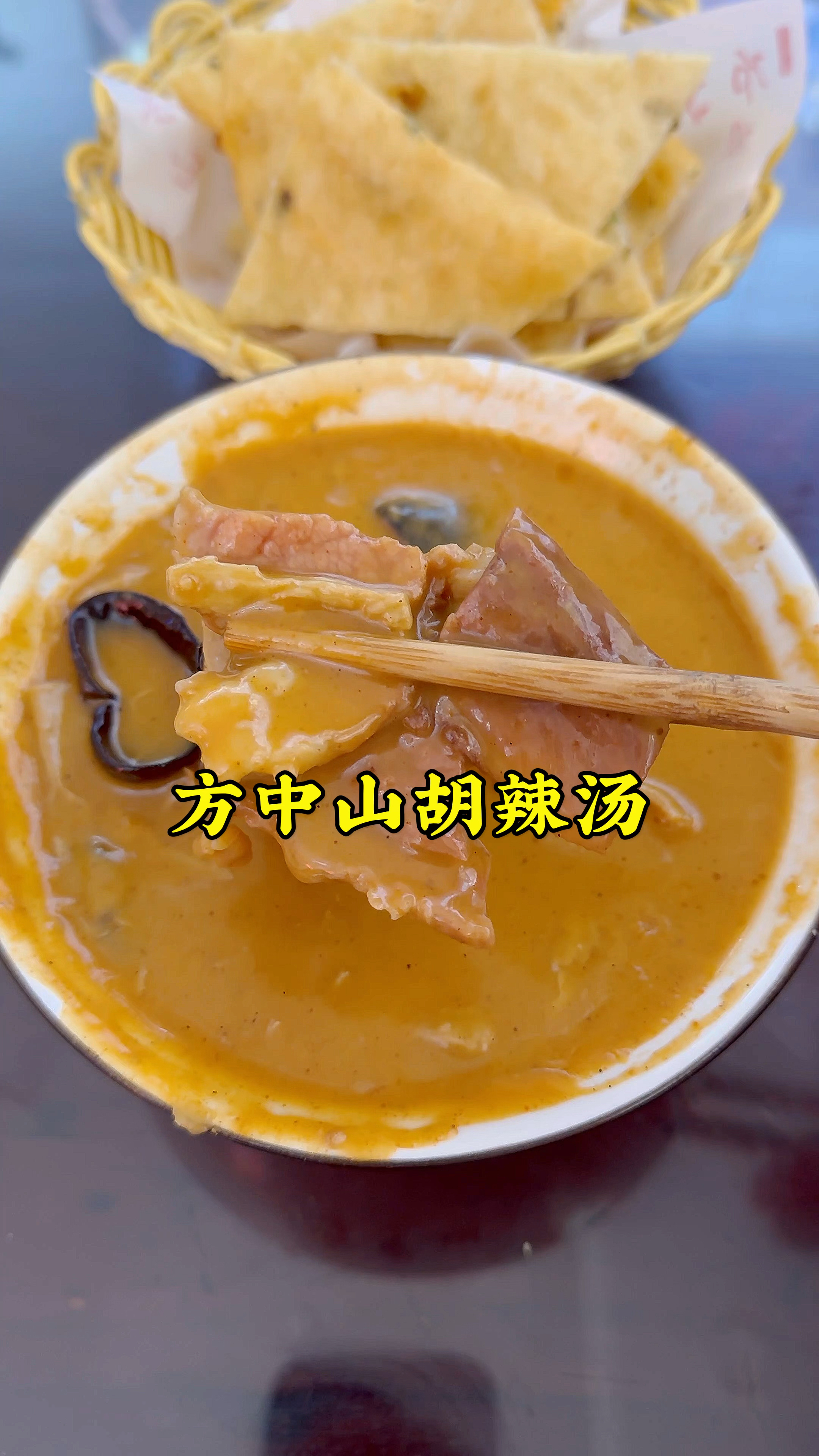 很多人说方中山胡辣汤贵还不好喝，但人家生意就是好，天天排队！
