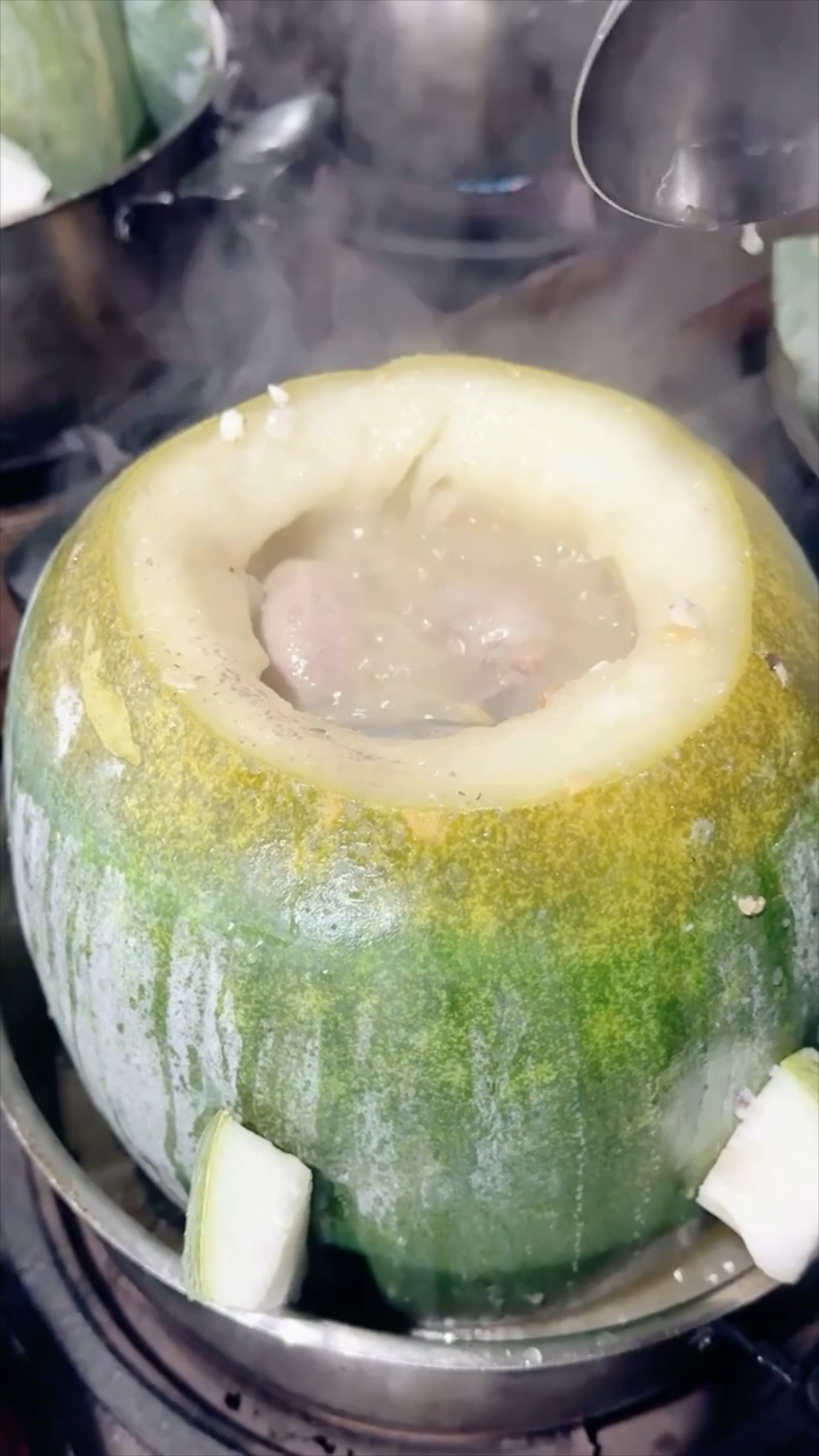 寻味夏至节气美食,和家人一起吃个冬瓜盅炖鸡,汤鲜肉烂,真得劲
