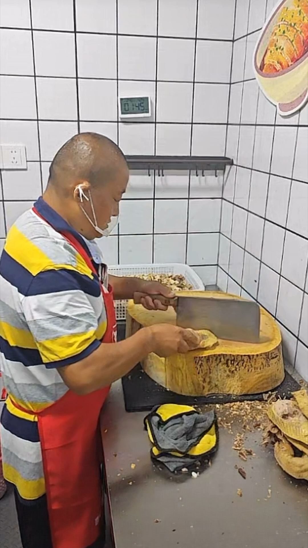 温江王鸡肉在家剁鸡，还是左手拿刀，大家不要再喷是机器切割的了