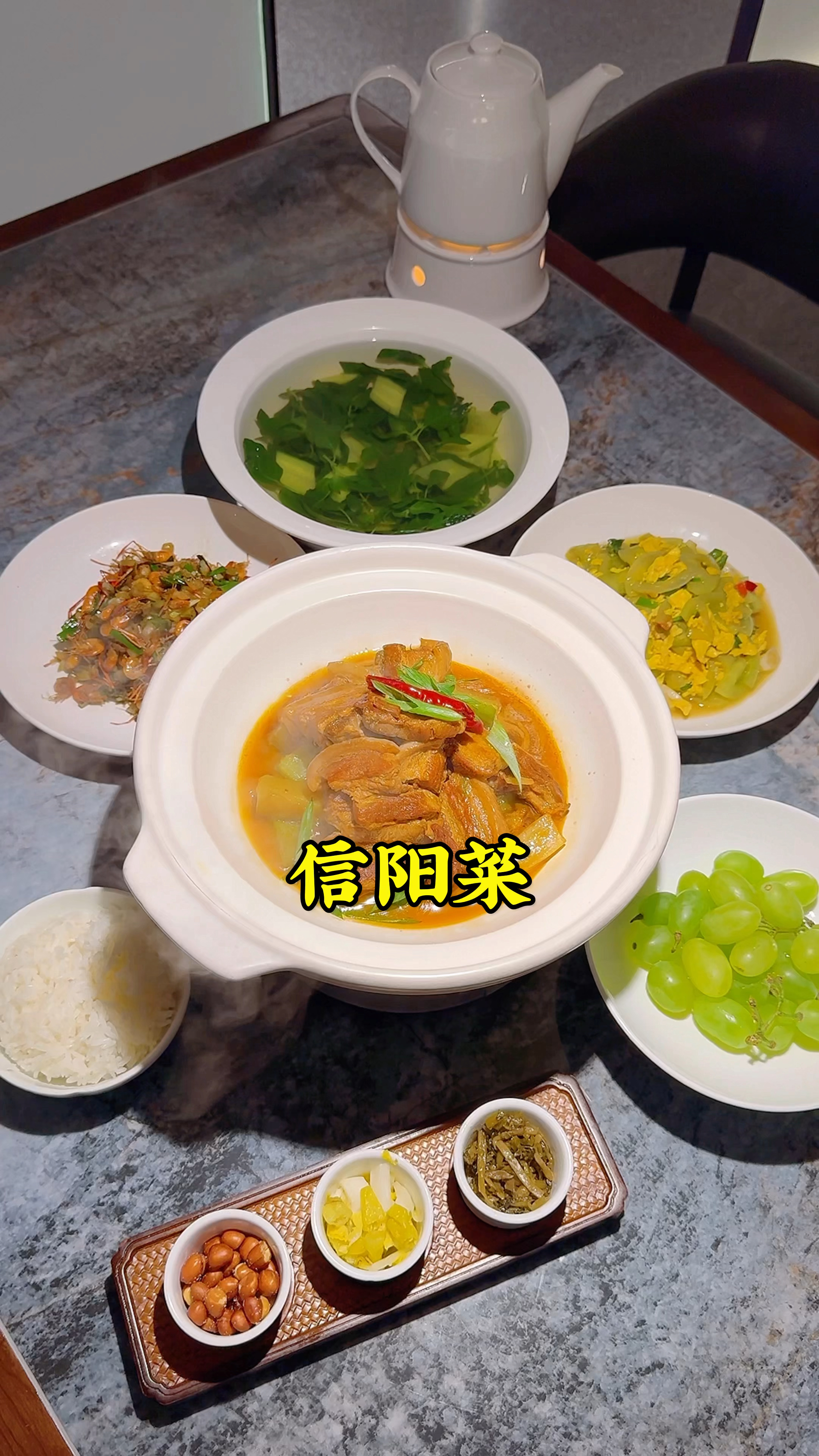 一周吃一次信阳菜,必点信阳焖罐肉,再来一盆荆芥黄瓜汤,得劲