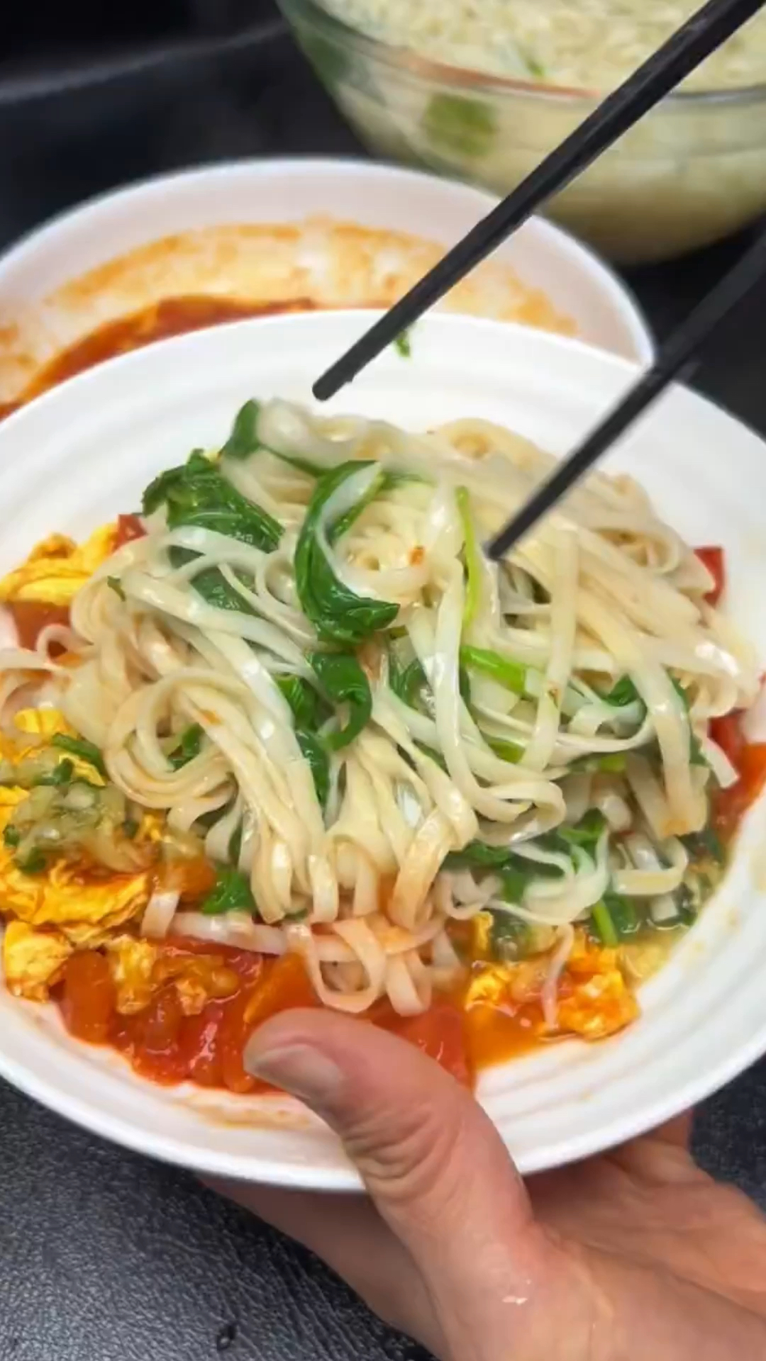 寻味大暑节气美食,吃个十香菜蒜汁捞面条,配西红柿炒鸡蛋,得劲