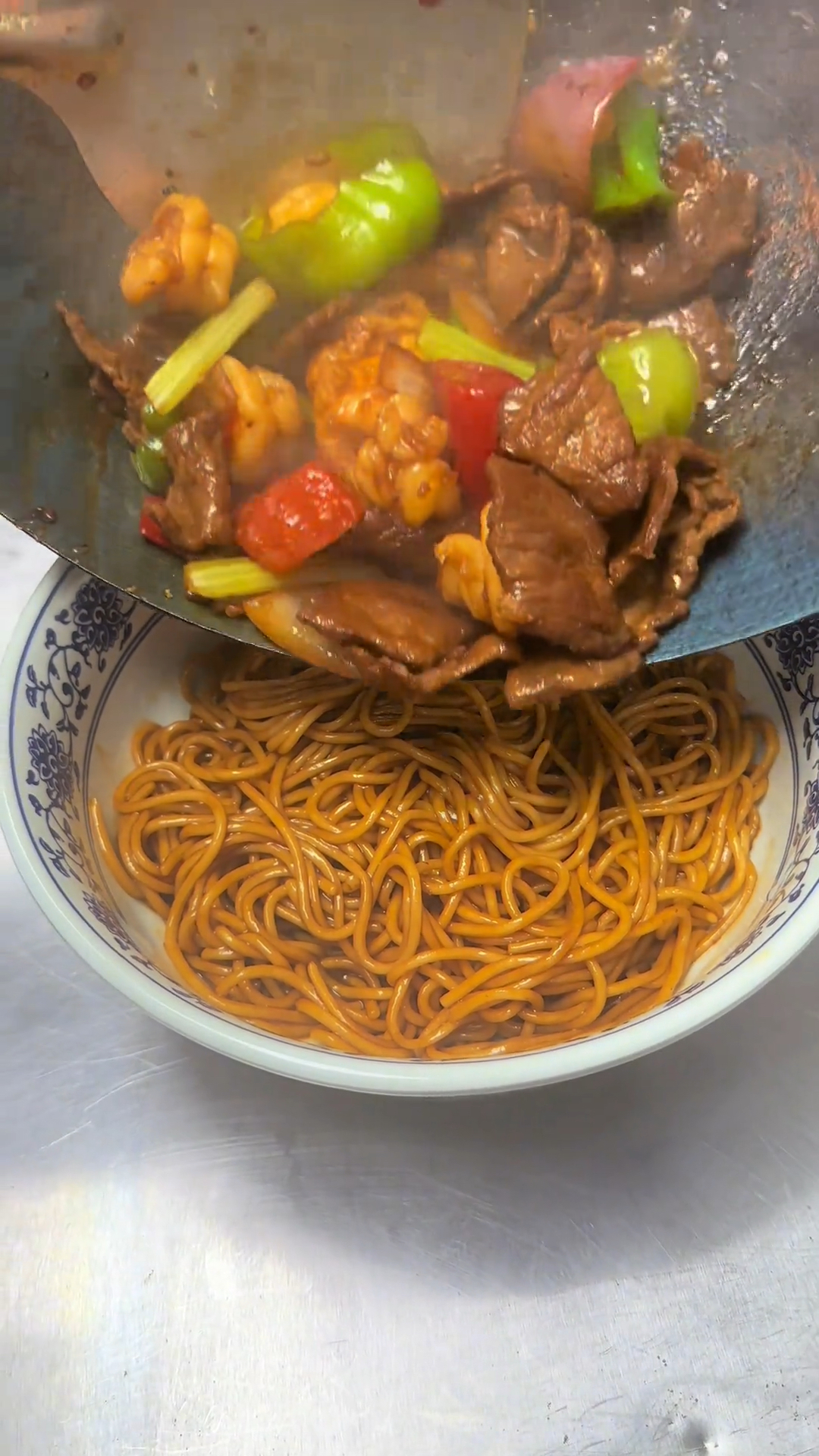 头伏饺子二伏面,中午吃个虾仁牛肉浇头面,肉香面香,得劲的很