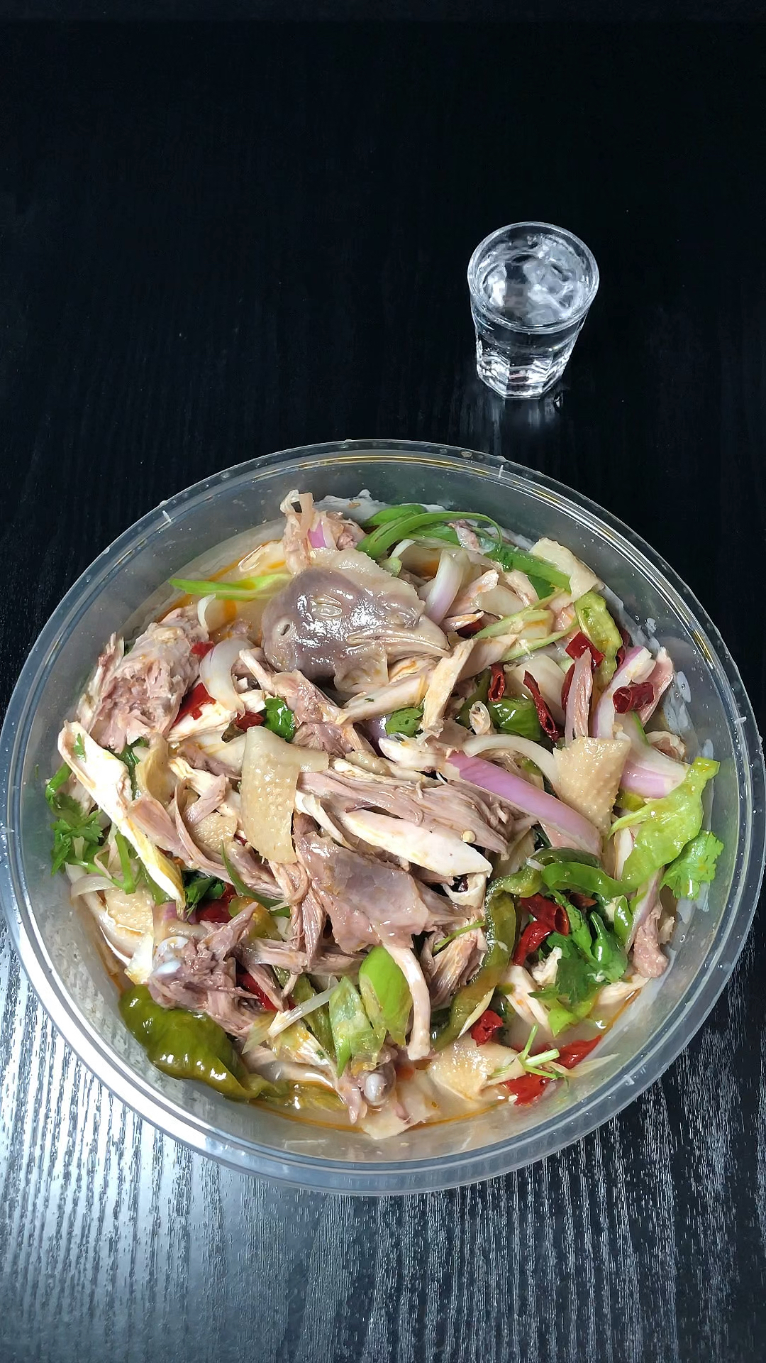突然想吃新疆椒麻鸡了,35元买了半只,皮脆肉嫩,不错的下酒菜
