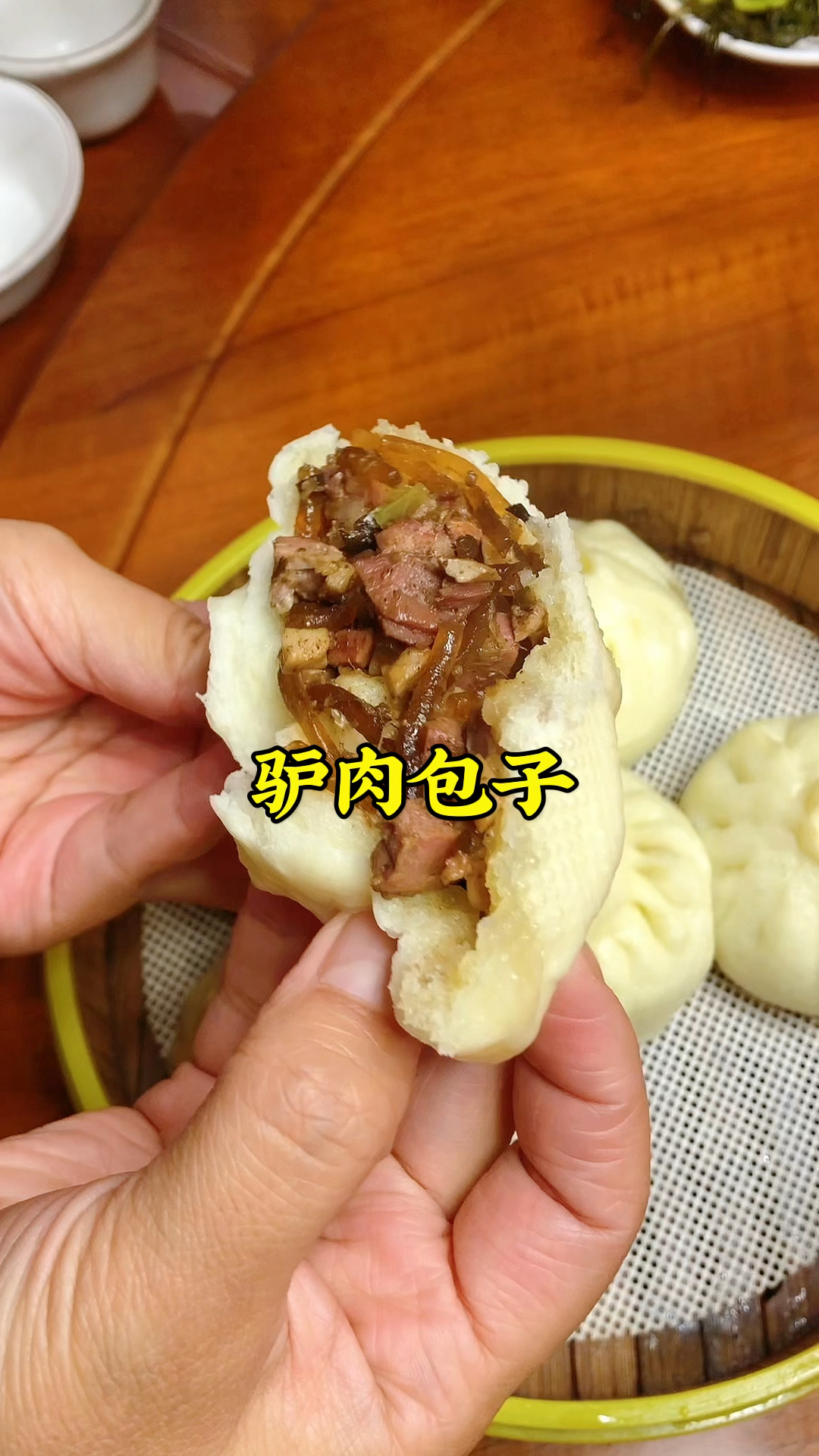 国庆假期到郑州,吃的驴肉包子,薄皮大馅,吃着香而不腻,真得劲