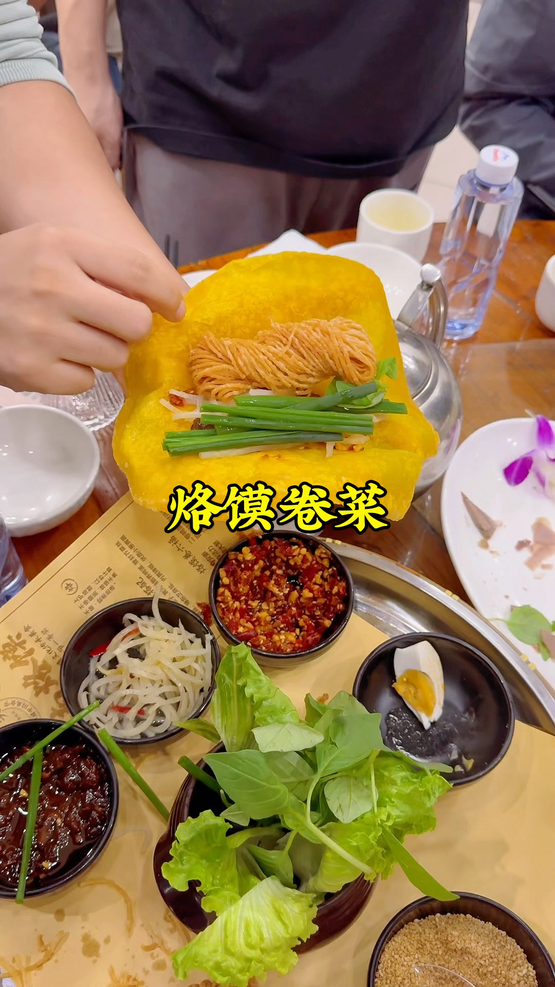 烙馍卷菜,河南人的心头爱,外软里酥,口感丰富,一口下去超满足