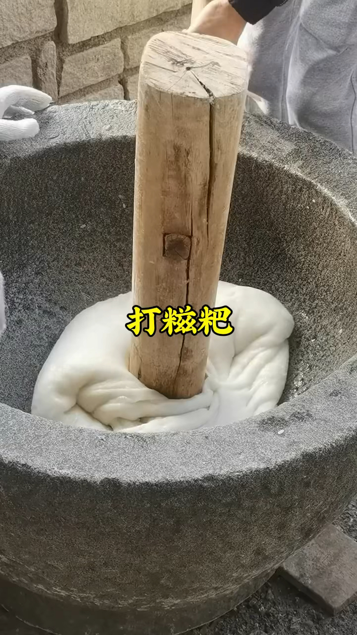 寻味立冬节气美食,打糍粑真累人,网友:手工打出来的糍粑才好吃