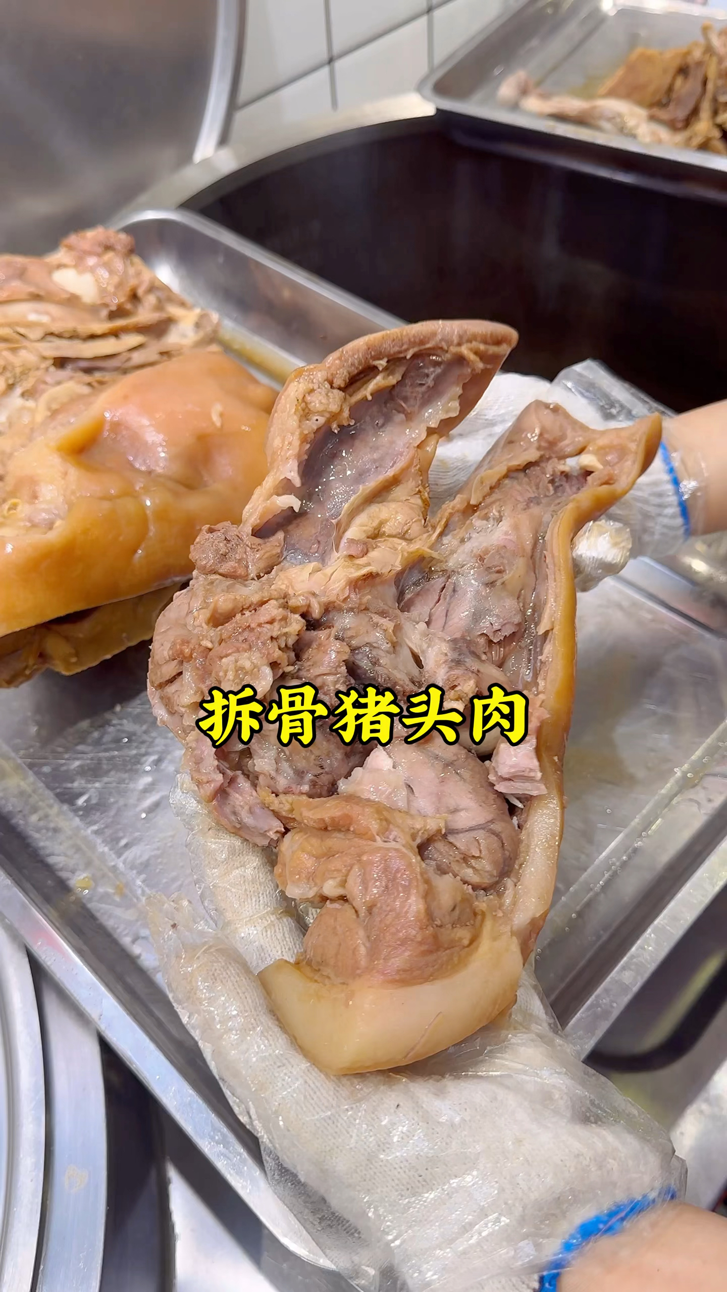 刚出锅的五香猪头肉，软烂脱骨，肥而不腻，好吃又不贵的下酒菜