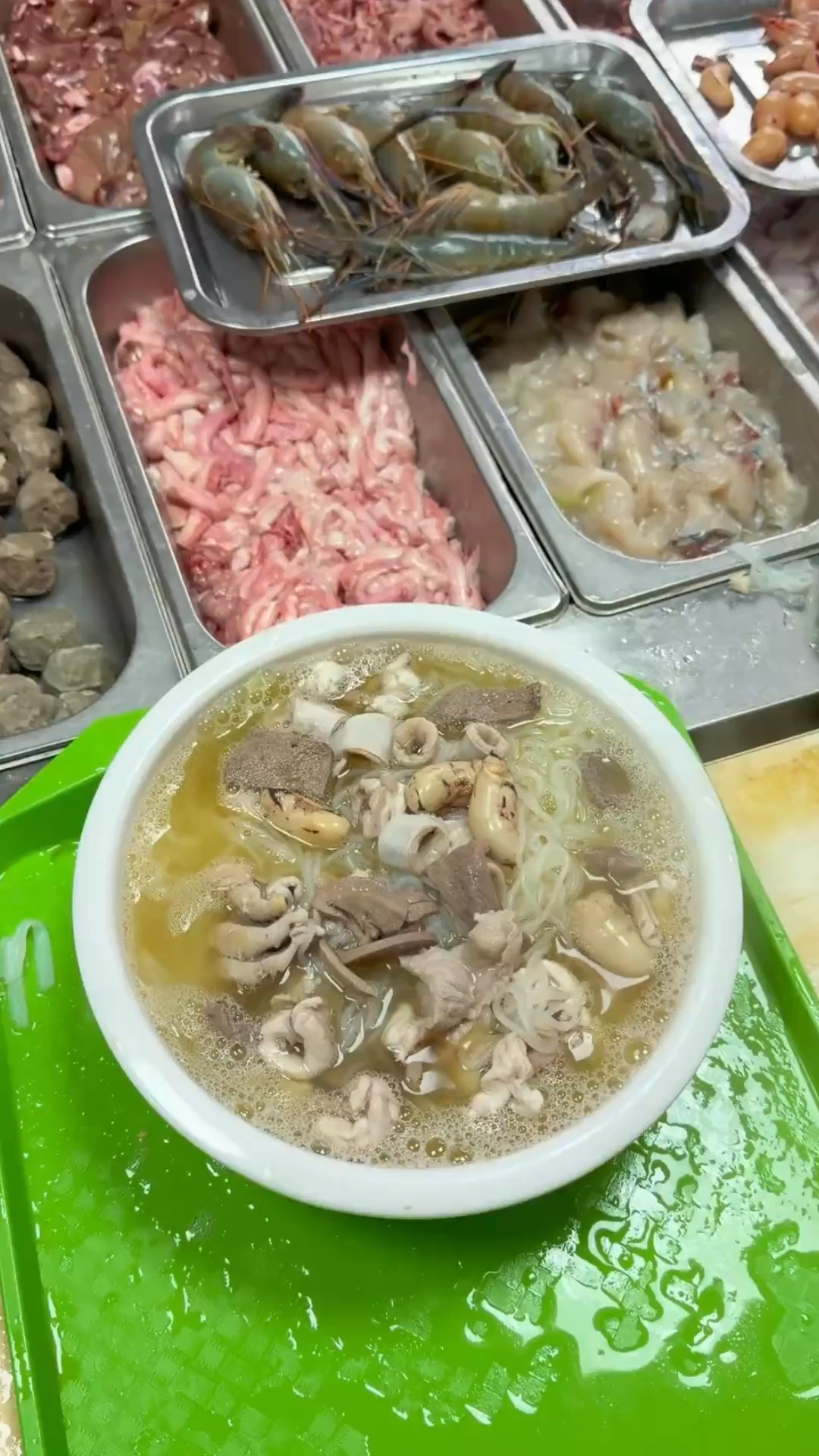 大雪节气,吃个广东猪杂粉,汤鲜、料足,吃肉喝汤嗦粉,真得劲