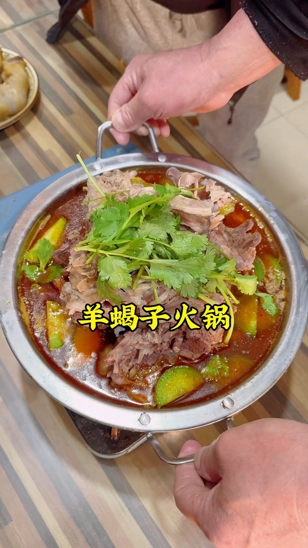 郑州红专路吃的羊蝎子火锅,还送两个涮菜一份面,俩人撑的肚皮疼