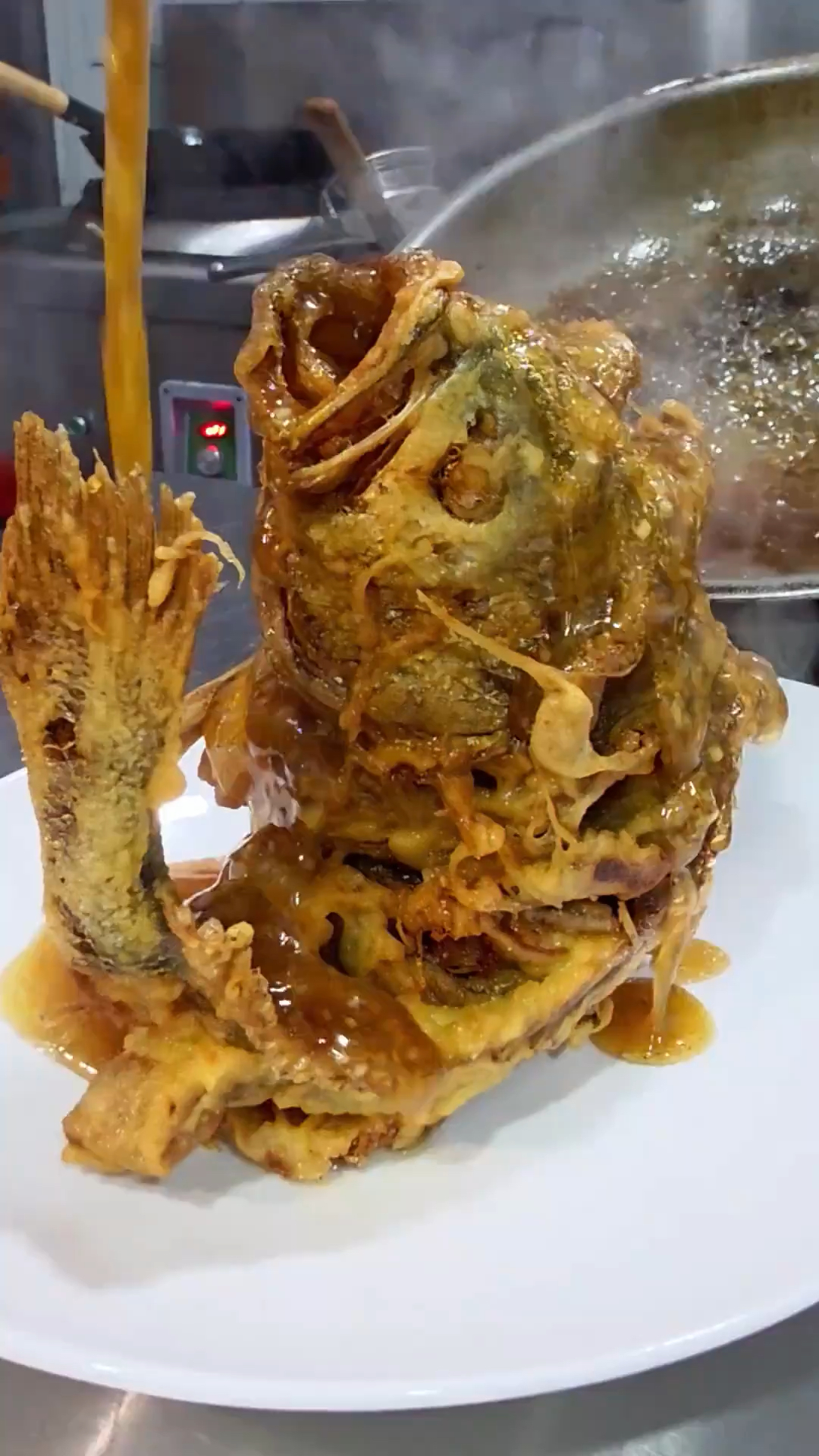 济南老鲁菜,糖醋黄花鱼,浇汁嘎吱作响,吃着外酥里嫩,酸甜可口