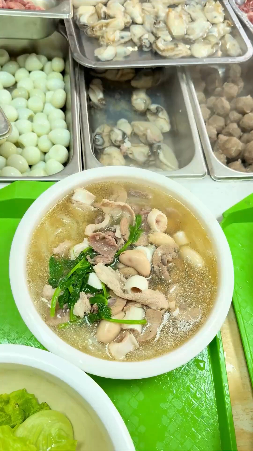 广东人的早餐从一碗猪杂粉开始,汤鲜、料足,吃肉喝汤嗦粉,得劲