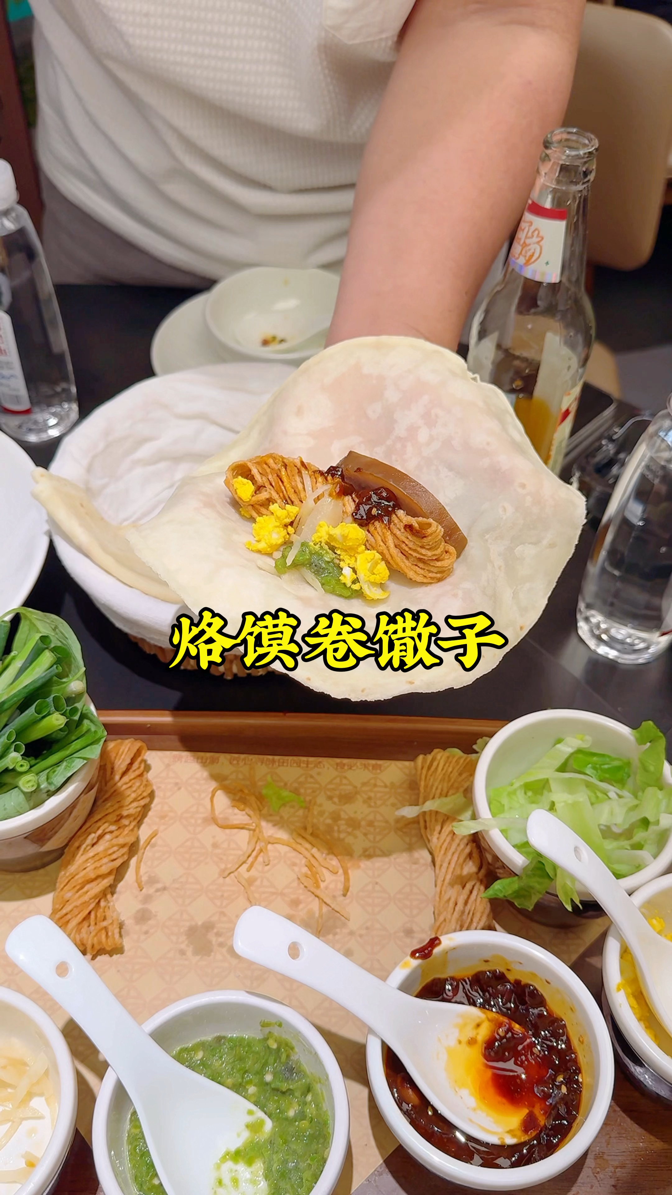 河南美食烙馍卷馓子,吃着柔软筋道,口感层次丰富,让人回味无穷