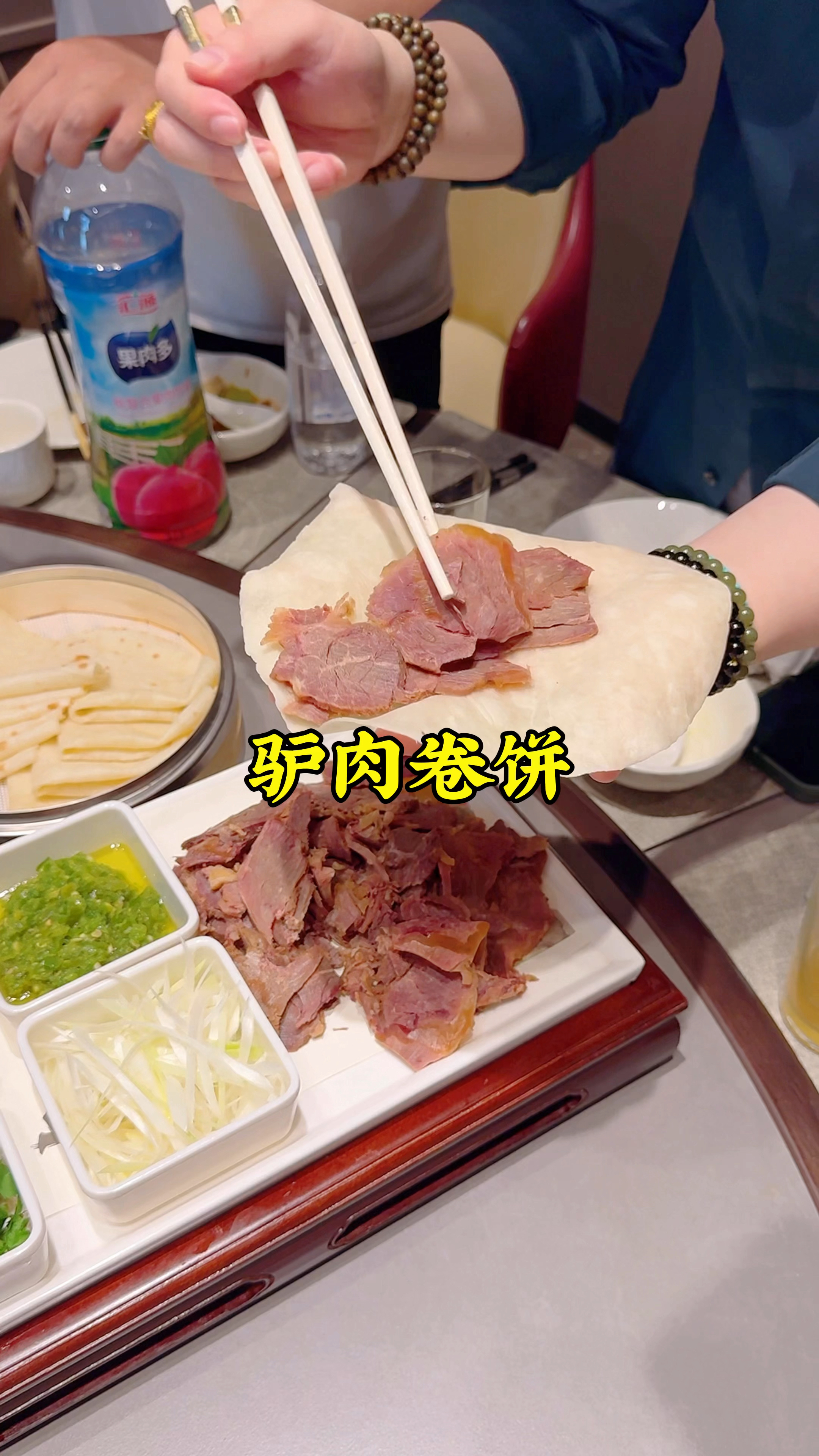 跑到郑州东区祭城吃驴肉，要了份驴肉卷饼，肉香饼香，吃着真得劲